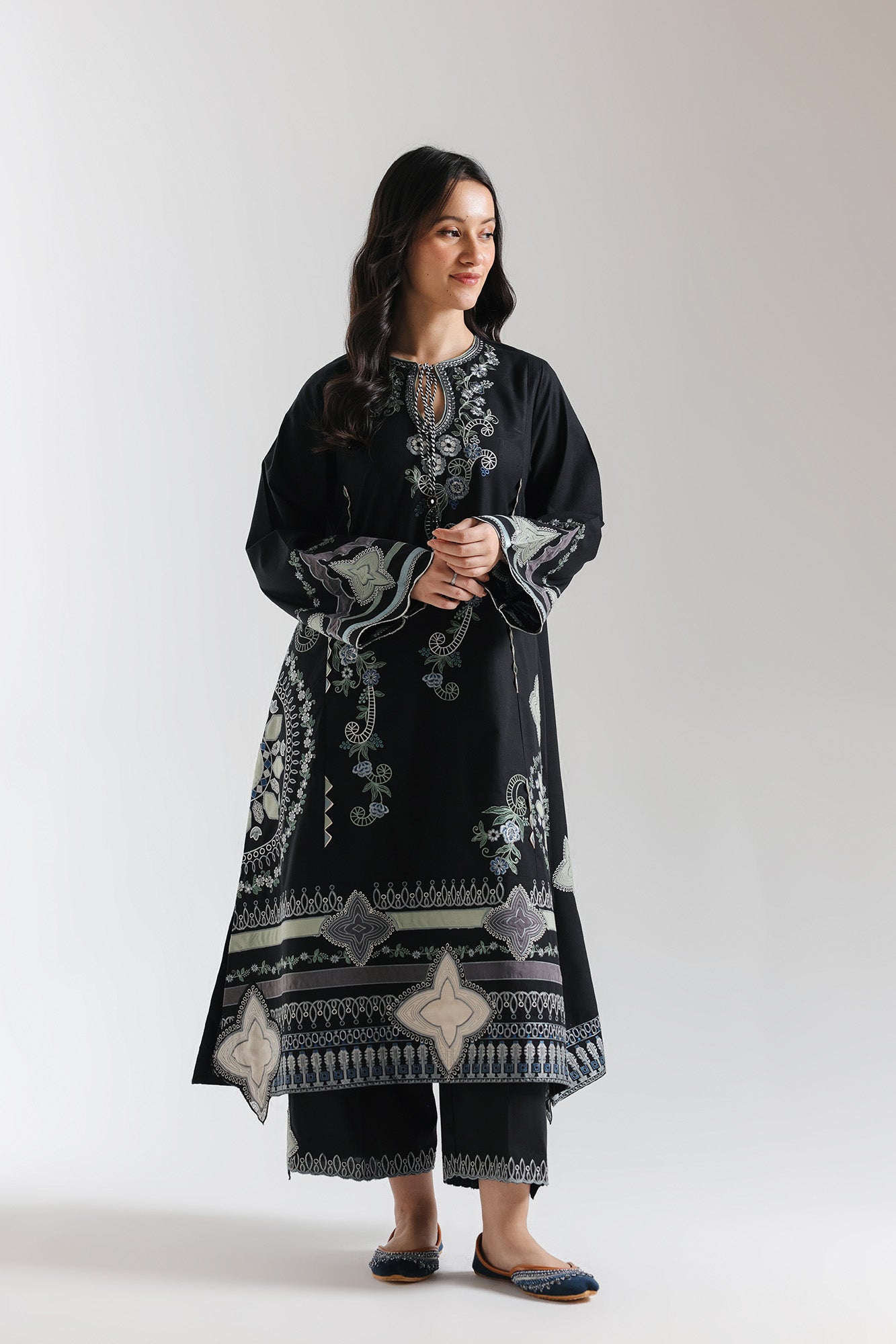 EMBROIDERED SUIT (E3633/103/902)