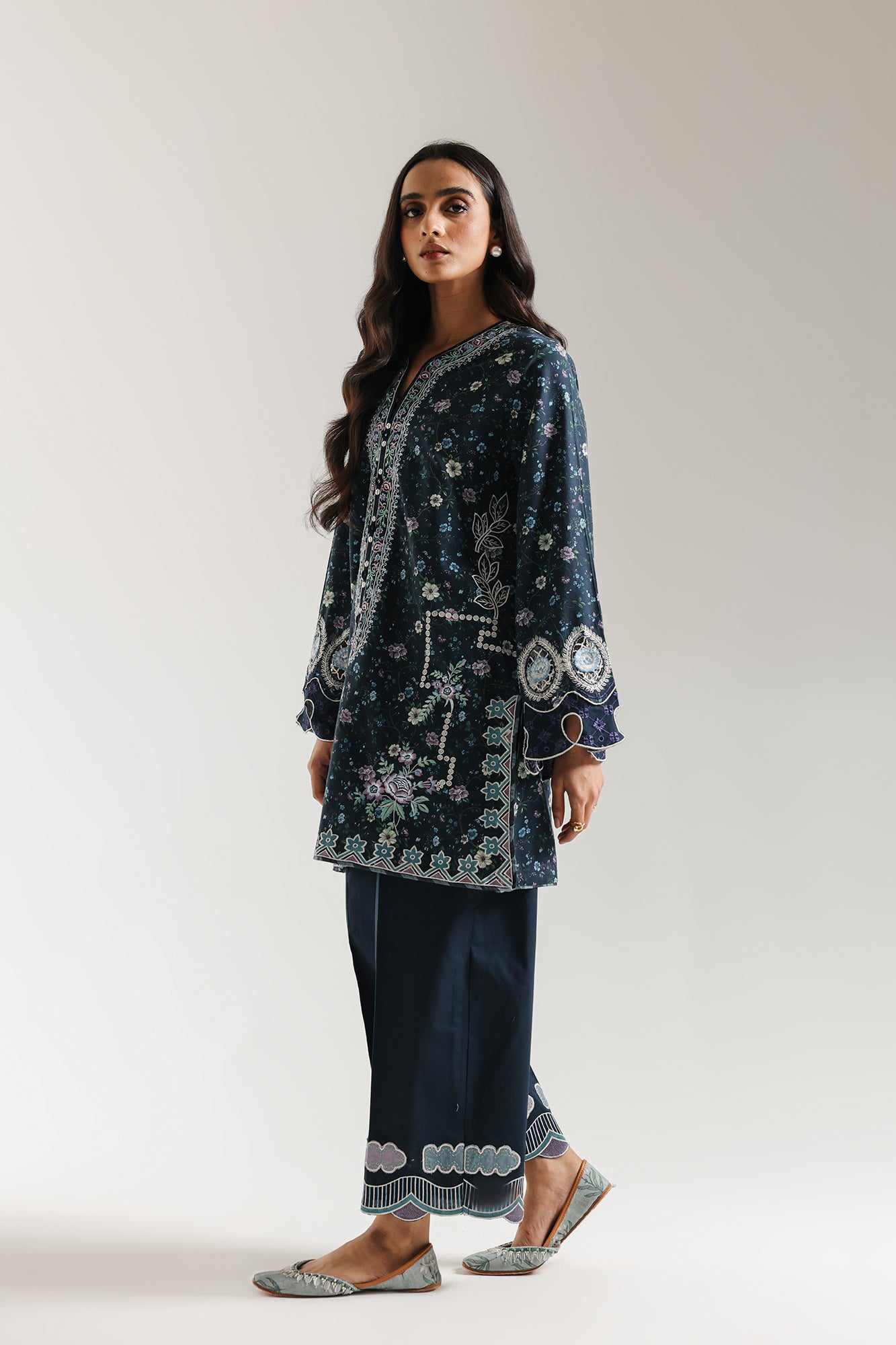 EMBROIDERED SUIT (E3646/103/618)