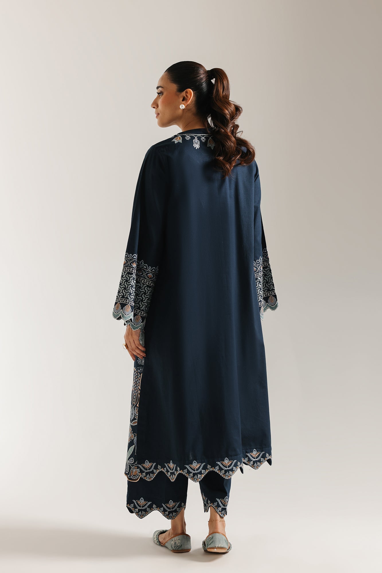 EMBROIDERED SUIT (E3649/103/622)