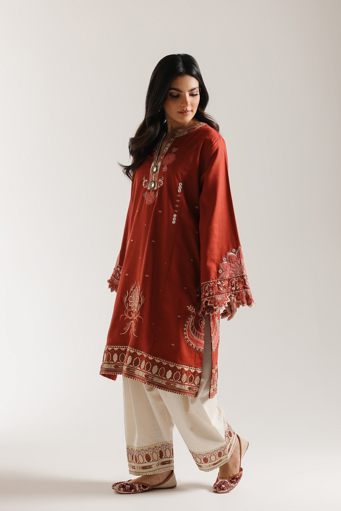 EMBROIDERED SUIT (E3654/103/310)