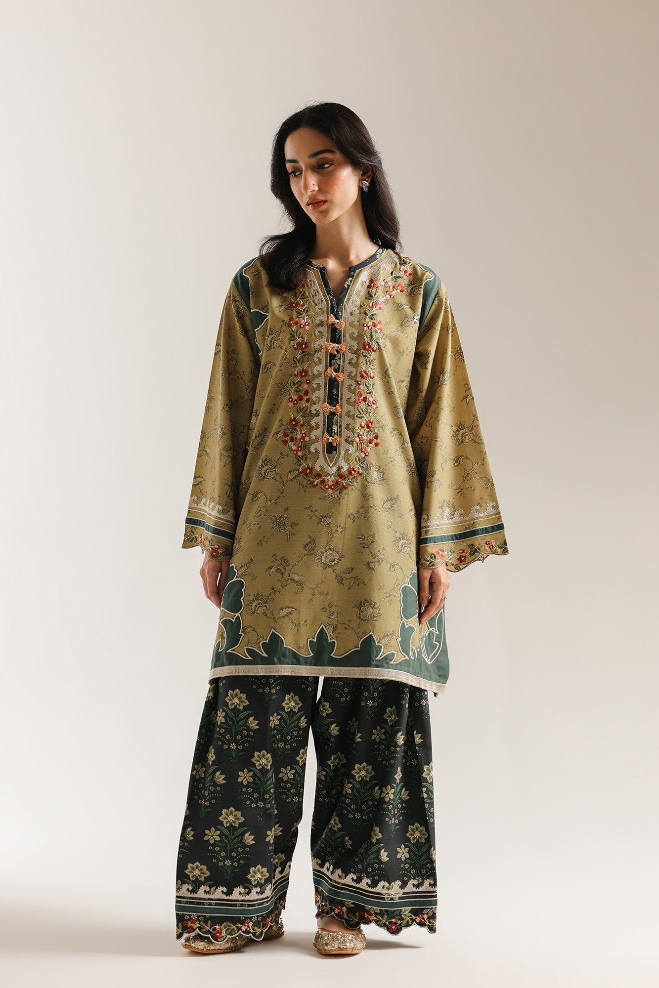 EMBROIDERED SUIT (E3674/103/708)