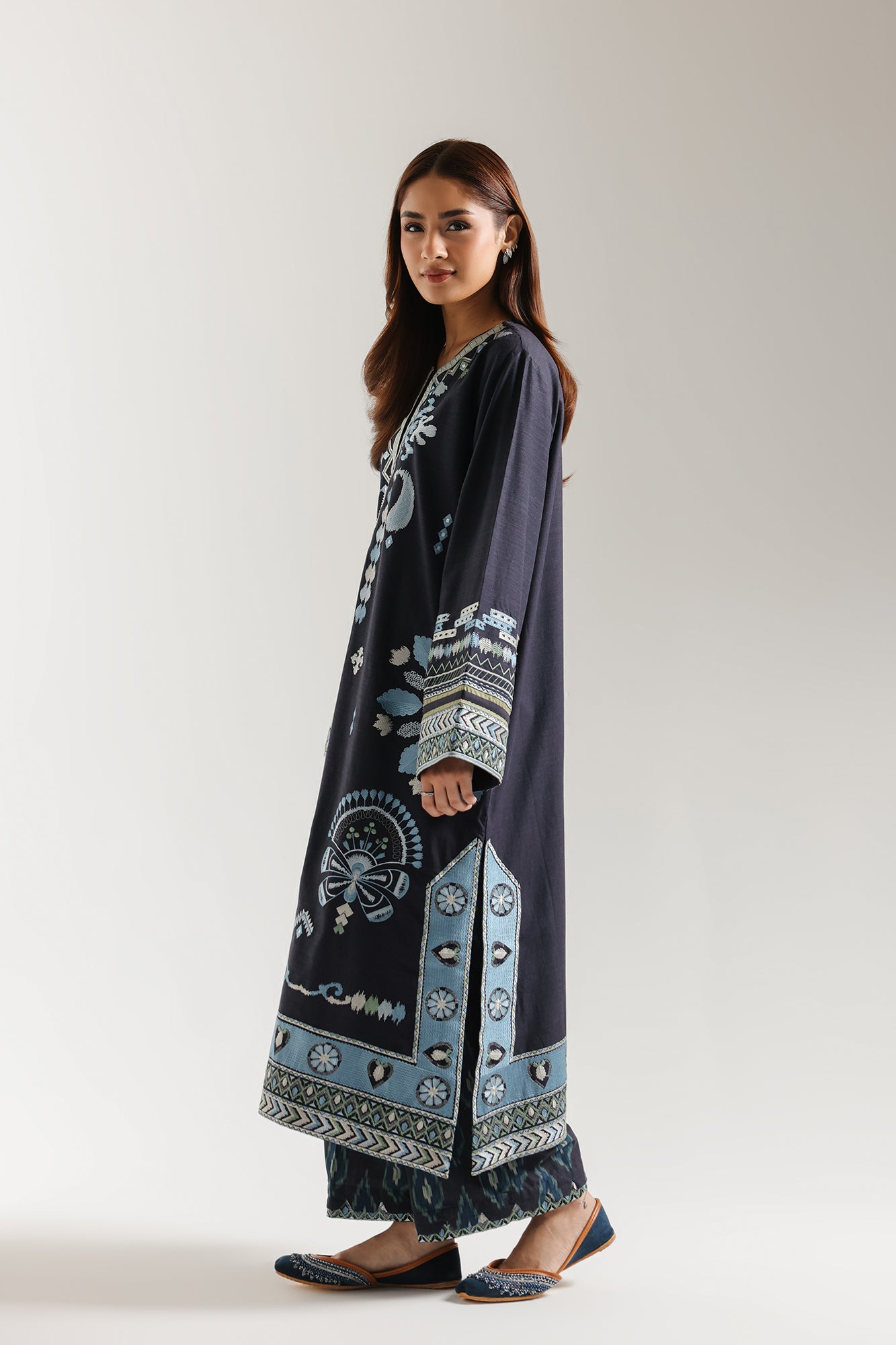 EMBROIDERED SUIT (E3675/103/622)