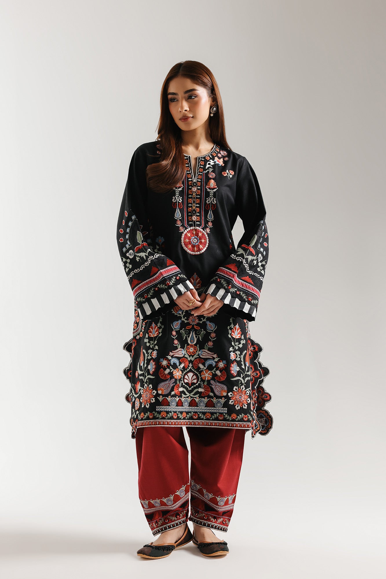 EMBROIDERED SUIT (E3676/103/902)