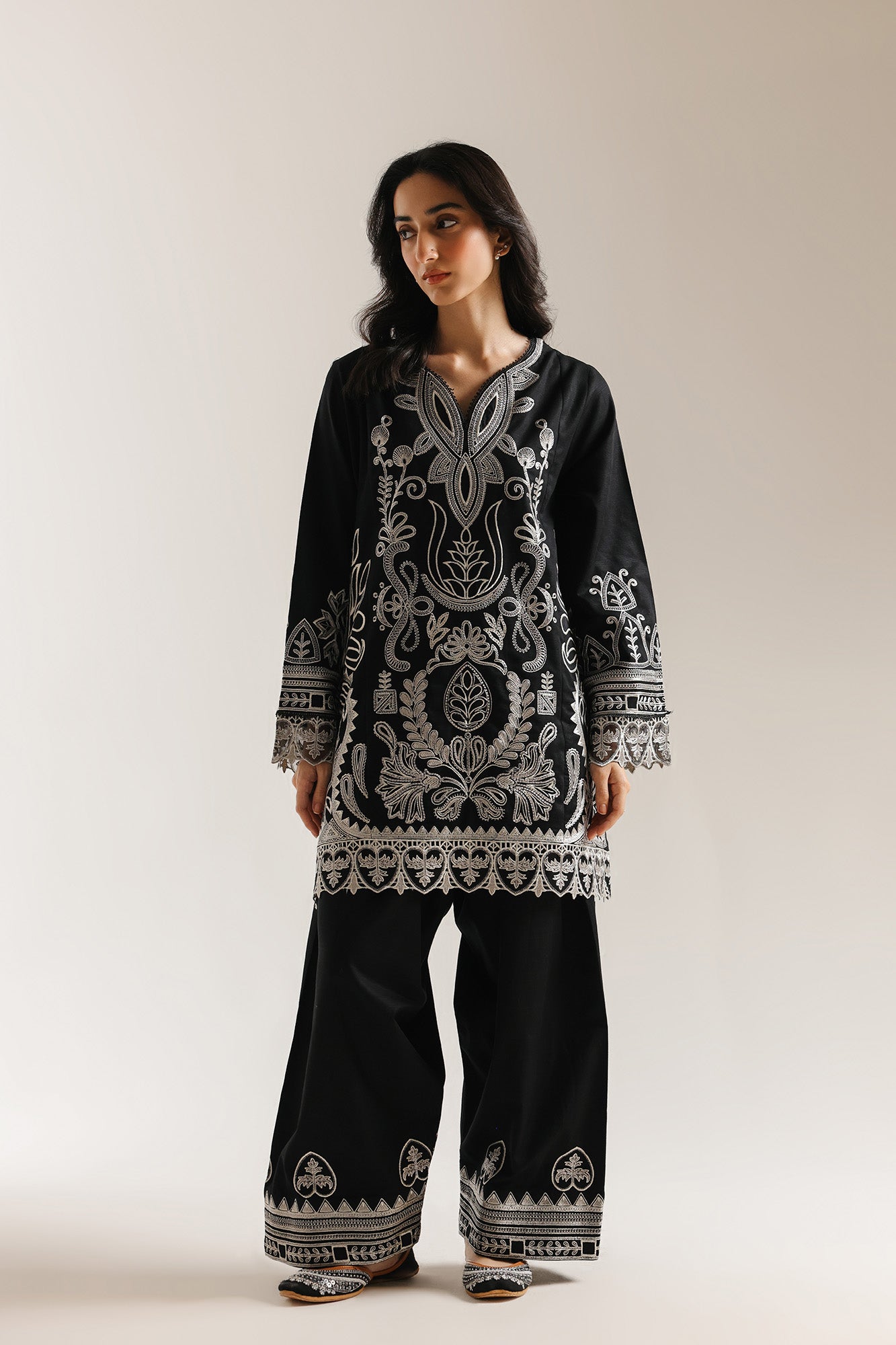 EMBROIDERED SUIT (E3738/103/902)