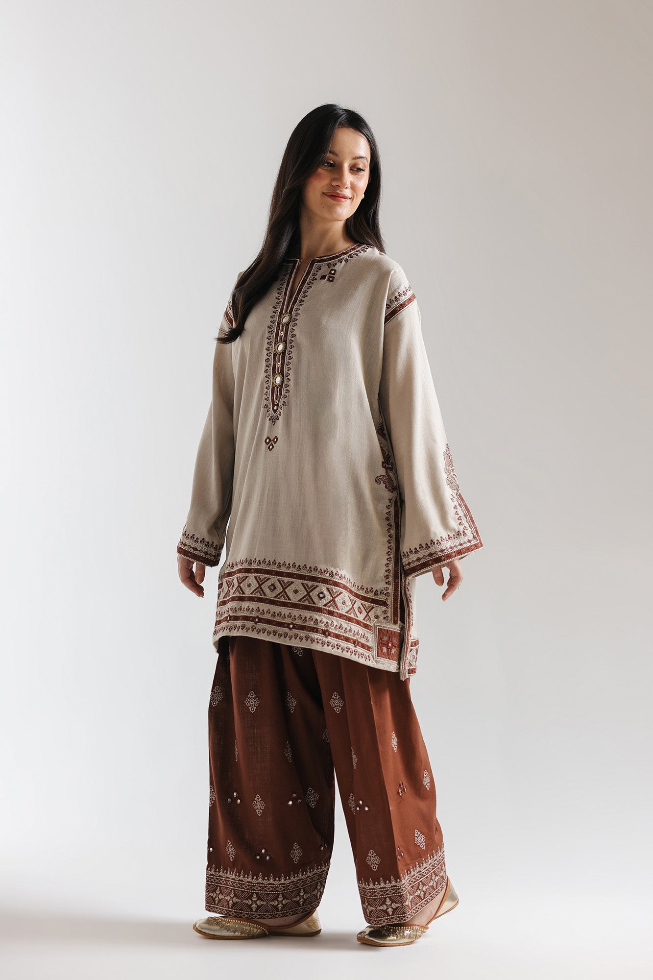 EMBROIDERED SUIT (E3746/103/817)