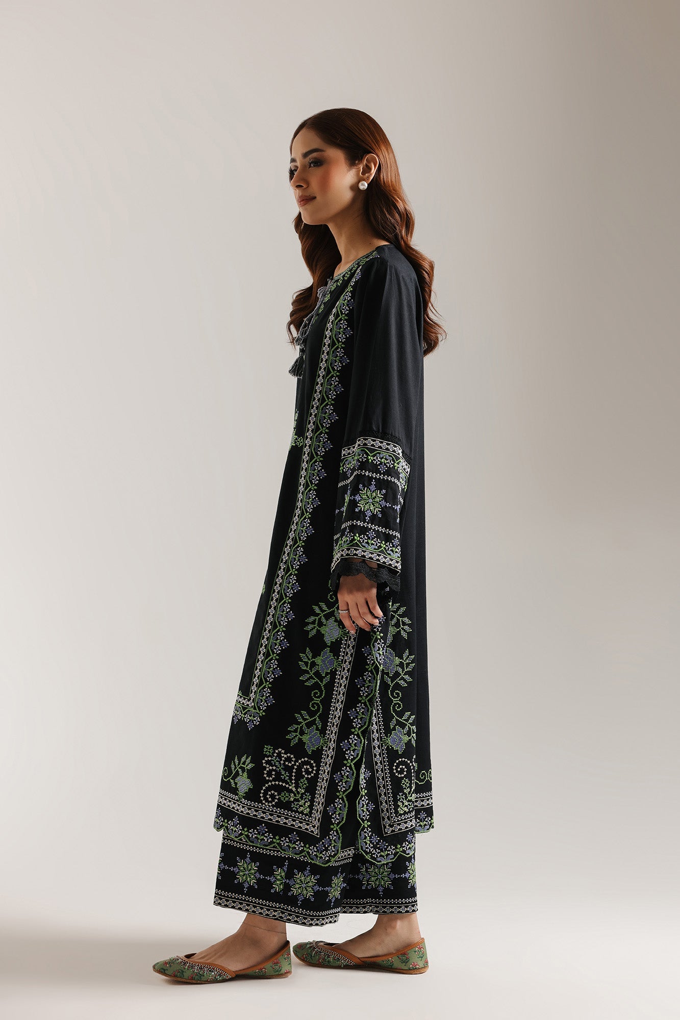 EMBROIDERED SUIT (E3748/103/901)