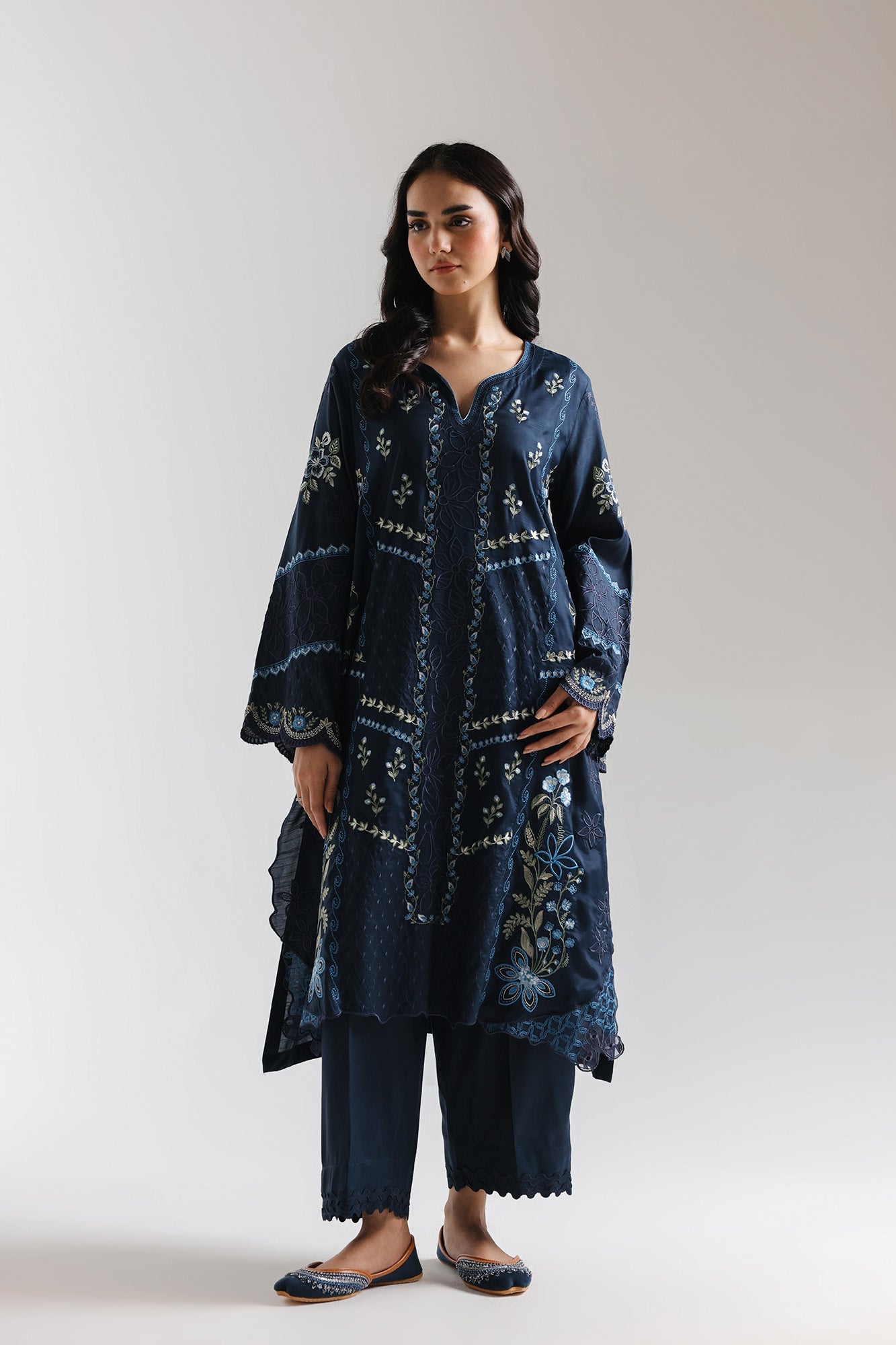 EMBROIDERED SUIT (E3777/103/622)