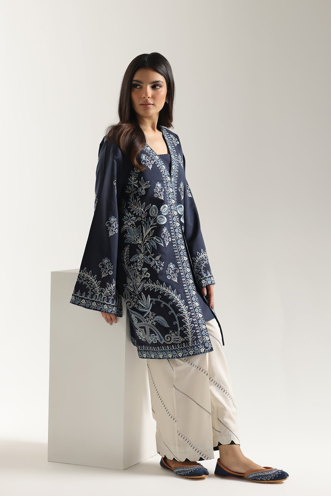 EMBROIDERED SUIT (E3784/103/622)