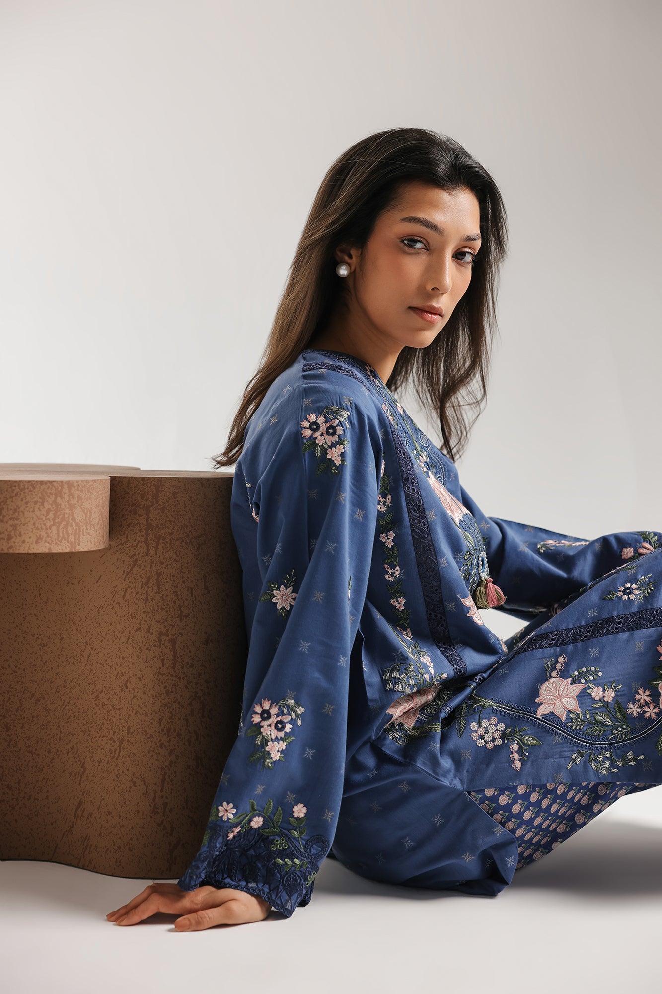 EMBROIDERED SUIT (E4008/103/620)