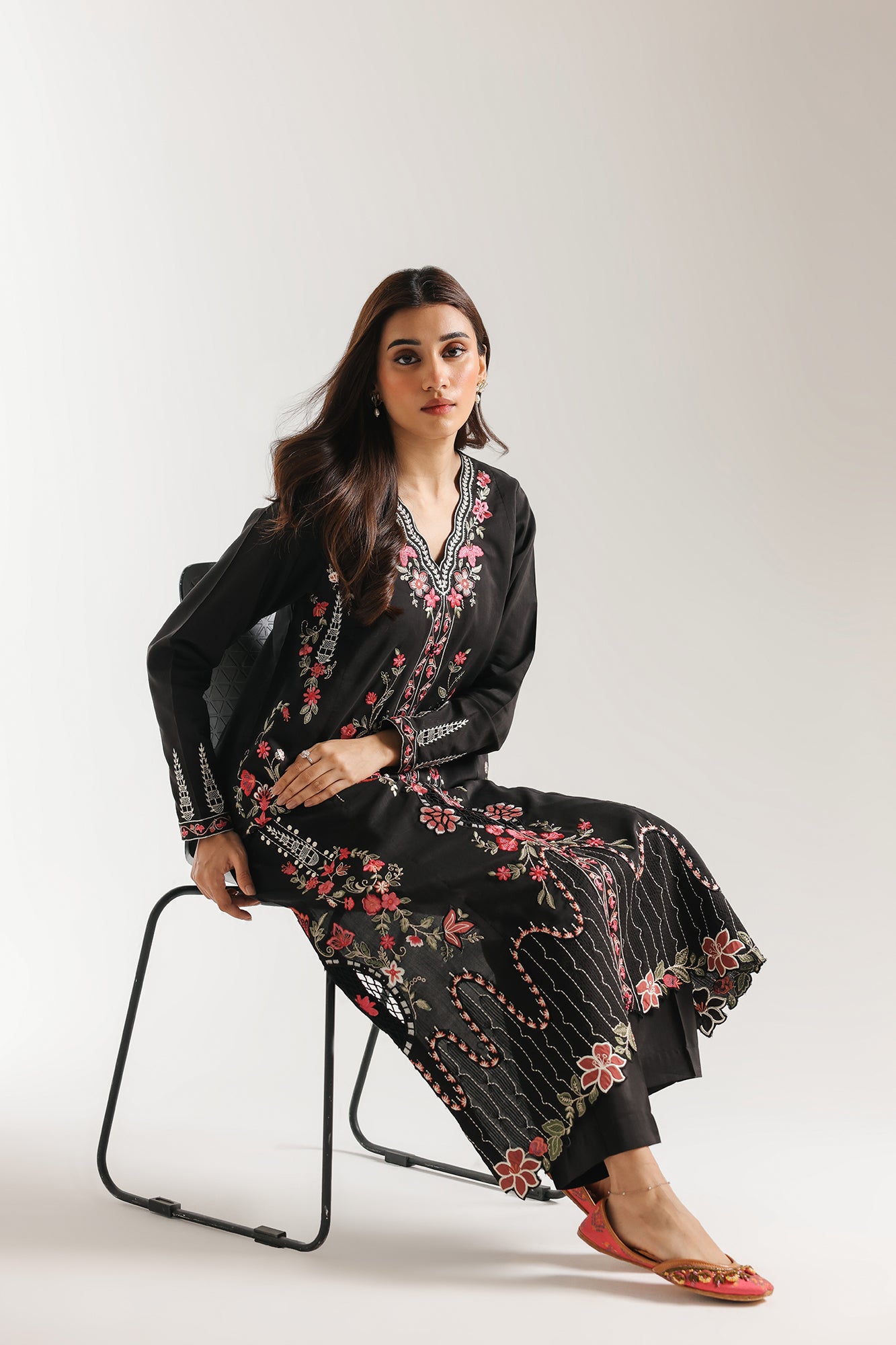 EMBROIDERED SUIT (E4013/103/901)