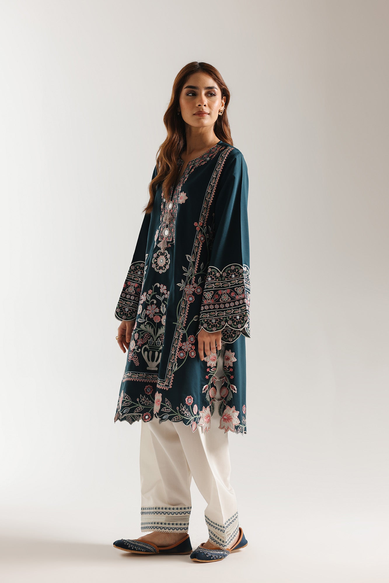 EMBROIDERED SUIT (E4069/103/602)