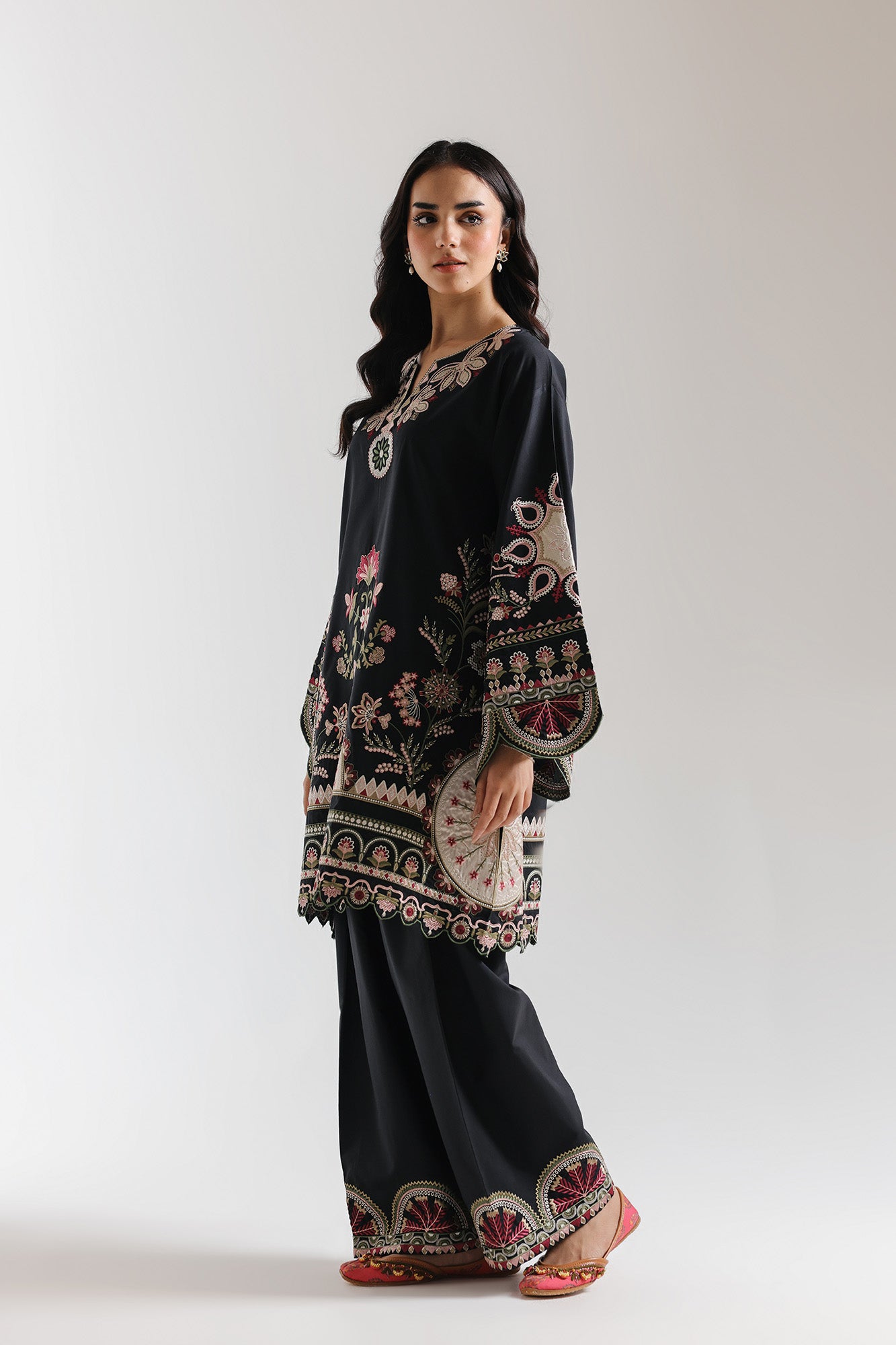 EMBROIDERED SUIT (E4083/103/901)