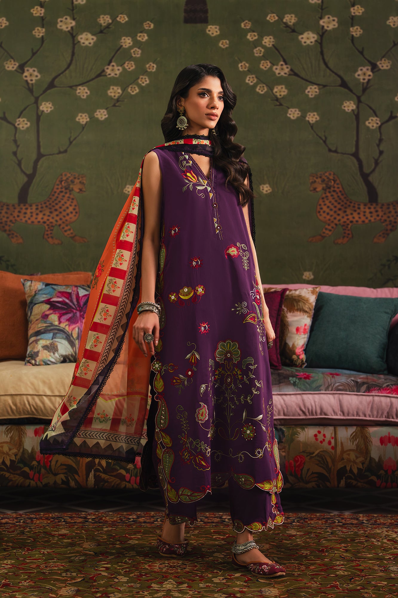 EMBROIDERED SUIT (E4132/103/518)