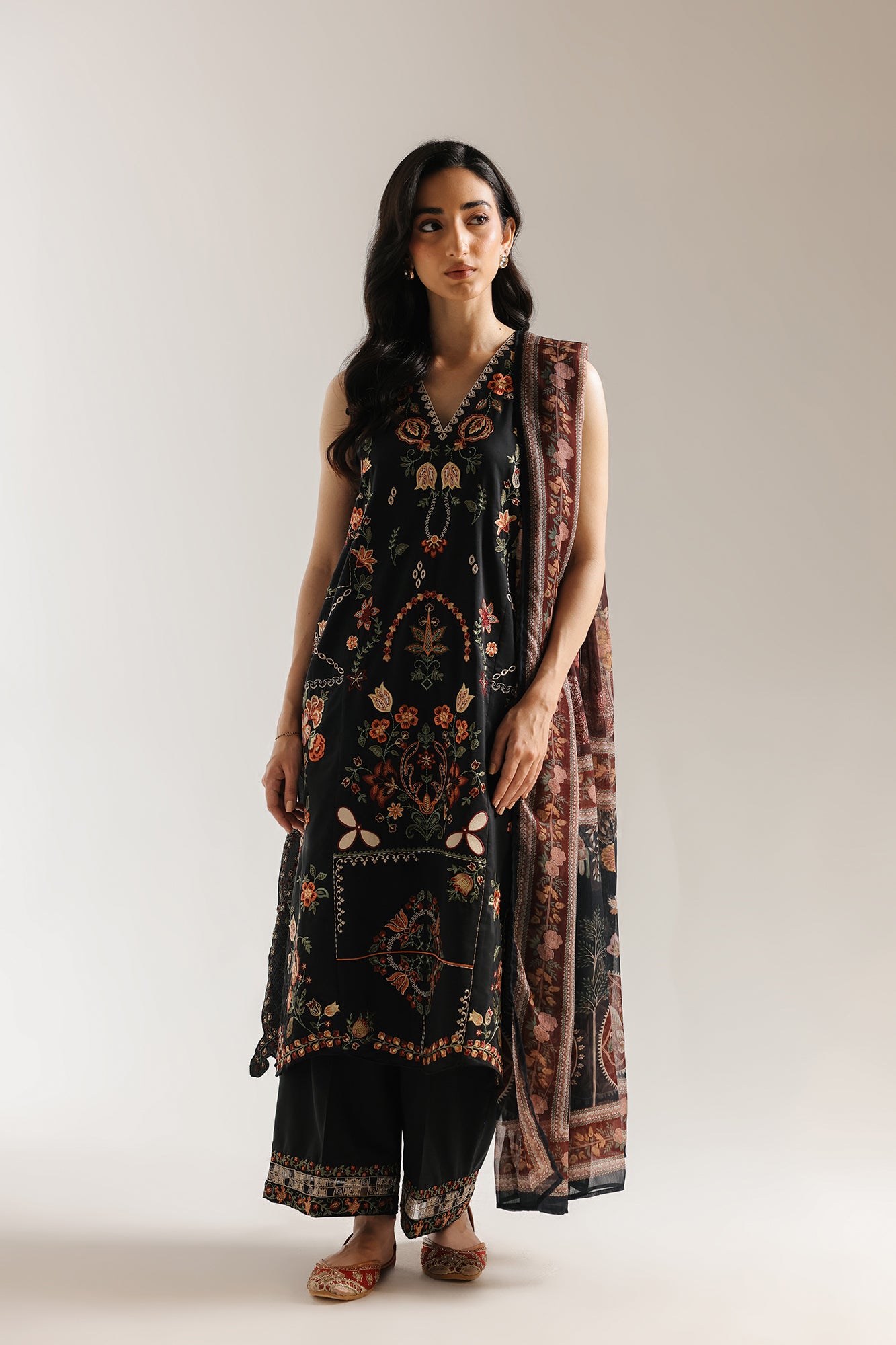 EMBROIDERED SUIT (E4163/103/901)