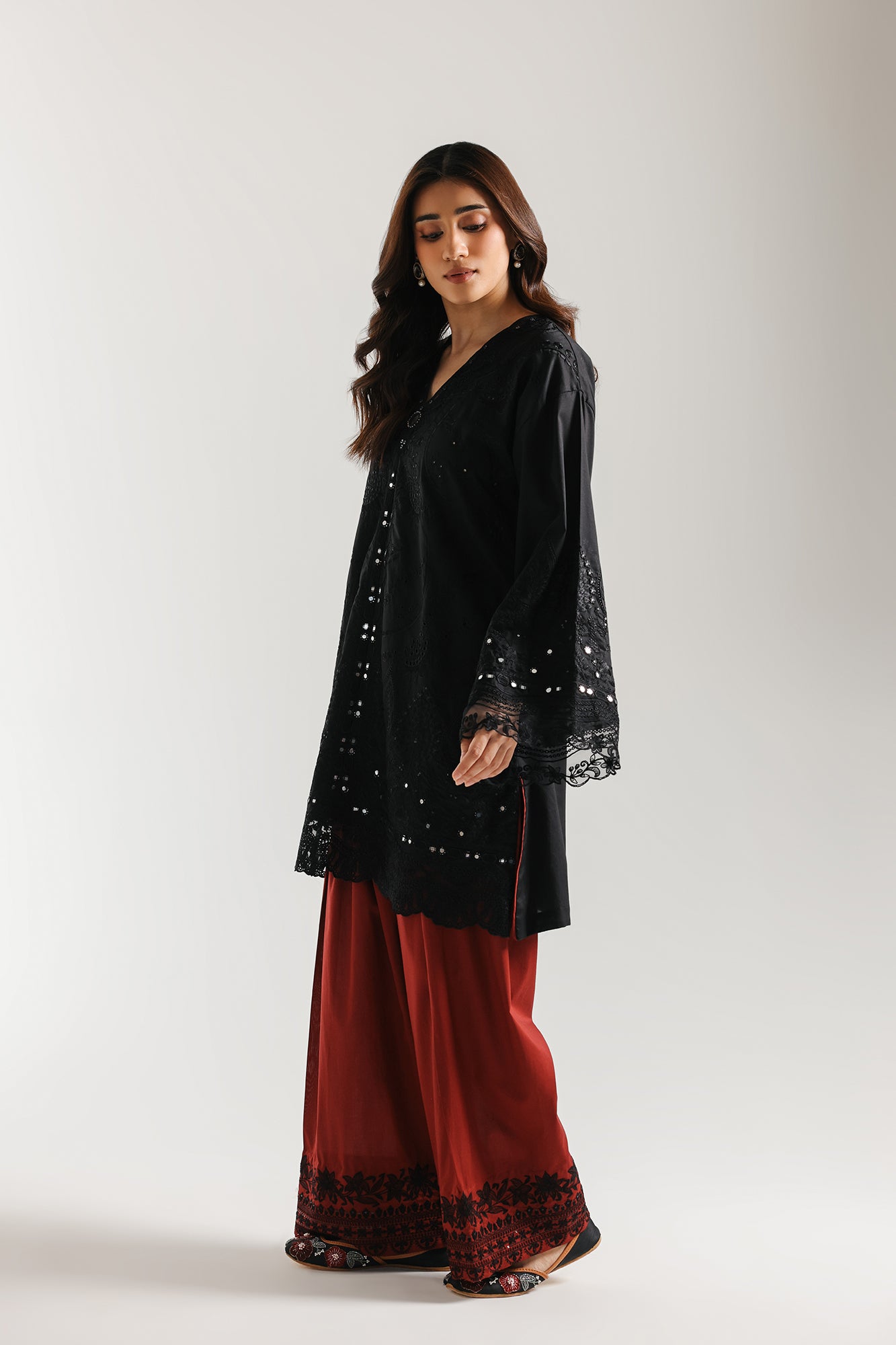 EMBROIDERED SUIT (E4196/103/901)