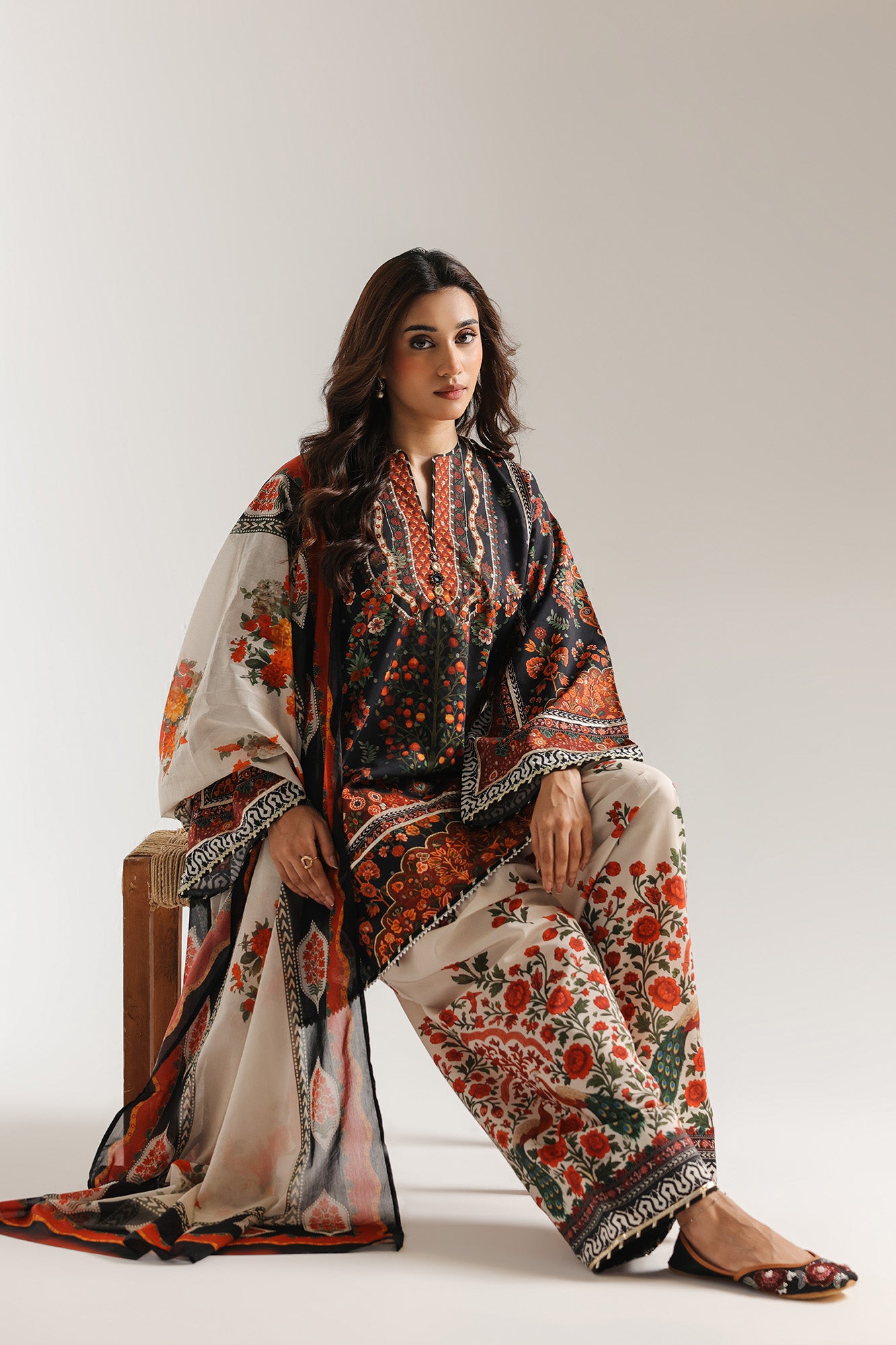 EMBROIDERED SUIT (E4201/103/901)