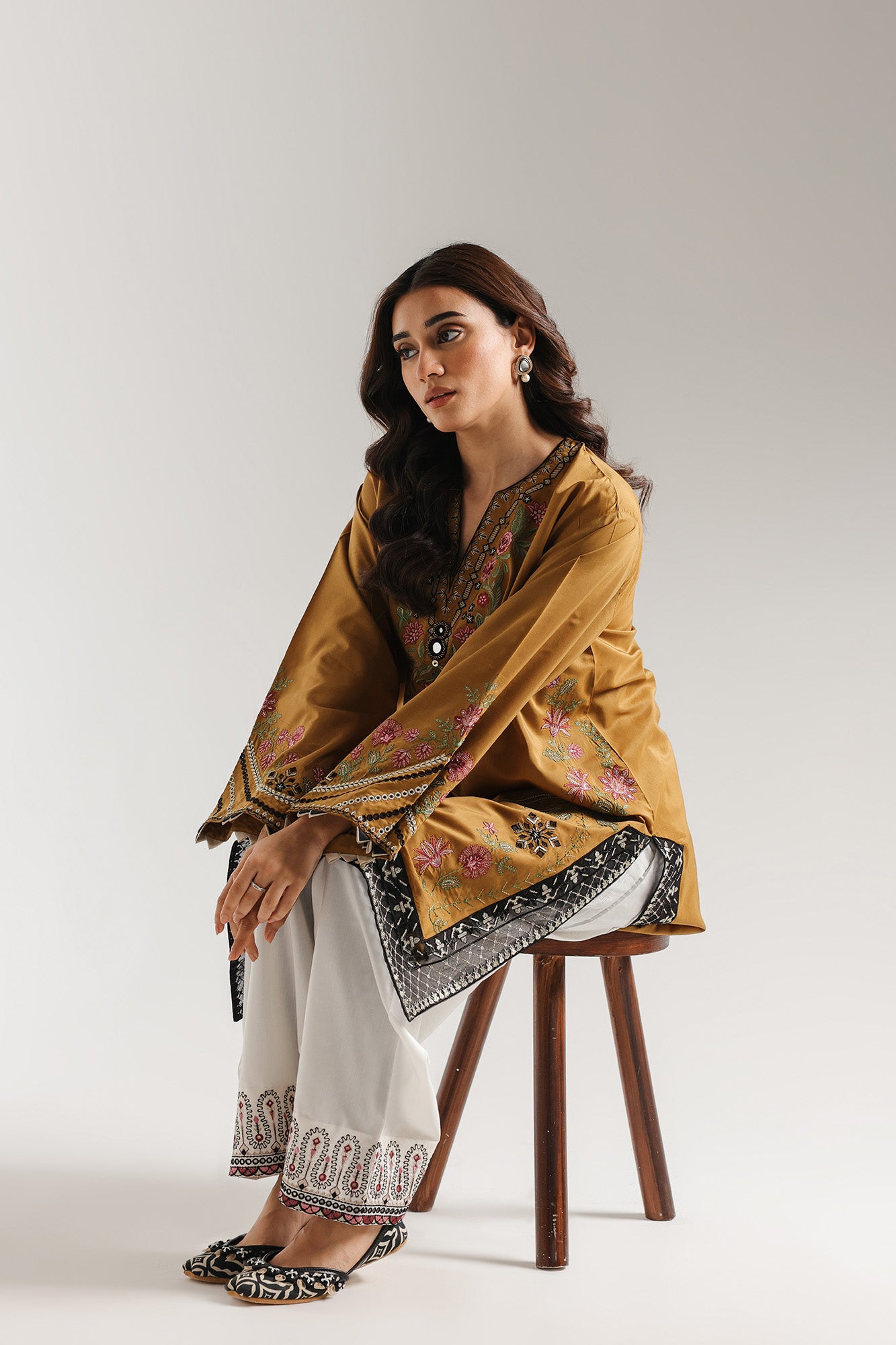 EMBROIDERED SUIT (E4220/103/217)