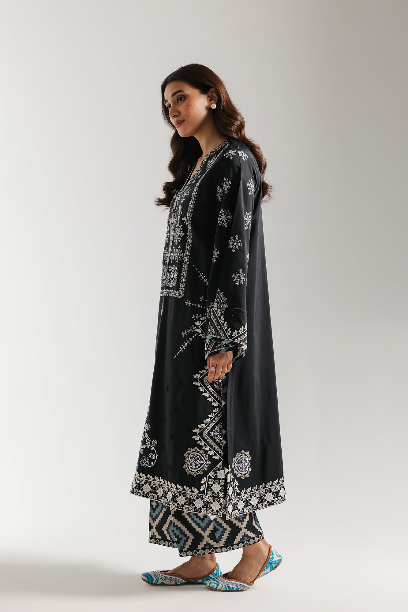 EMBROIDERED SUIT (E4253/103/901)