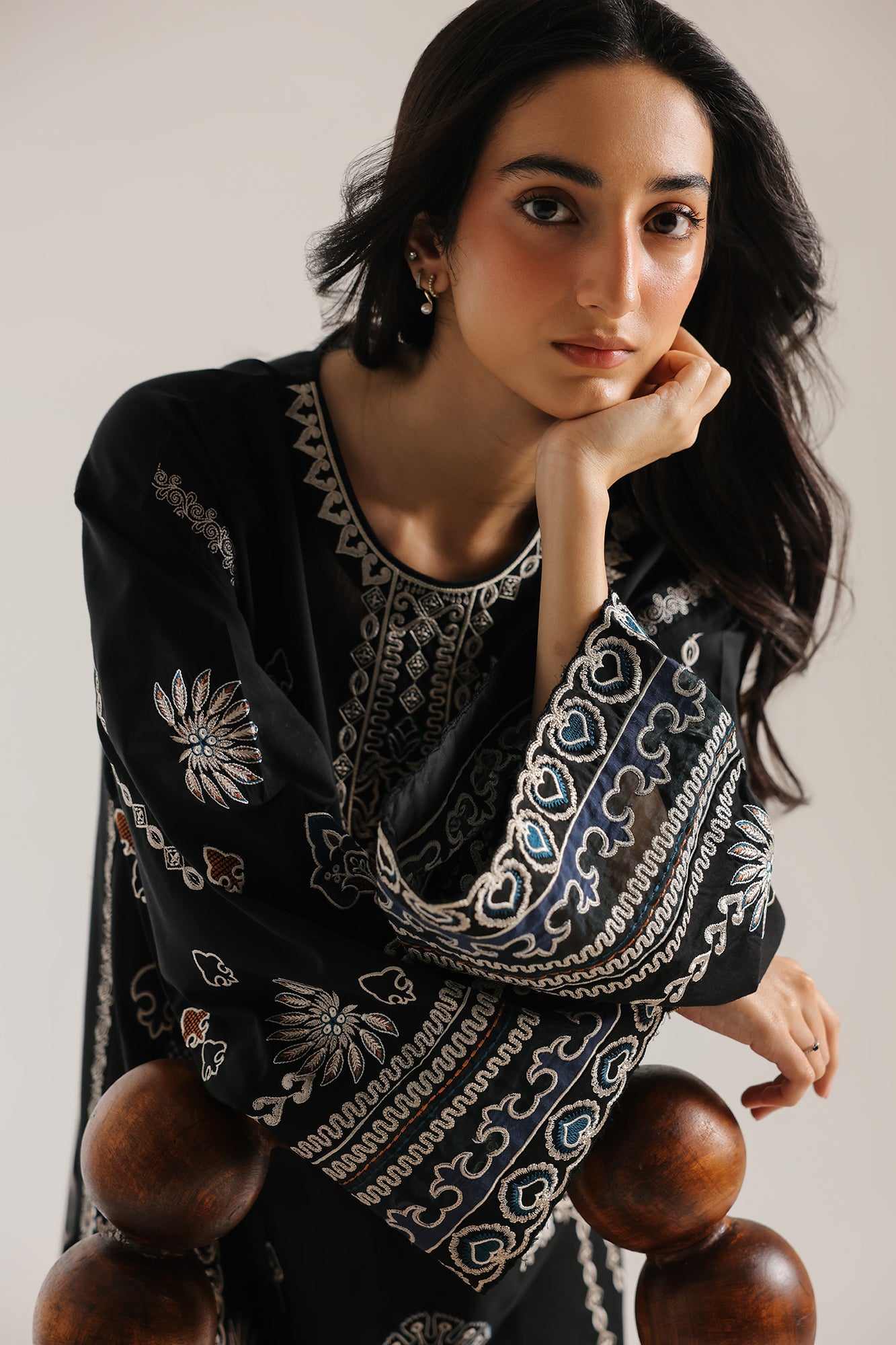 EMBROIDERED SUIT (E4261/103/901)