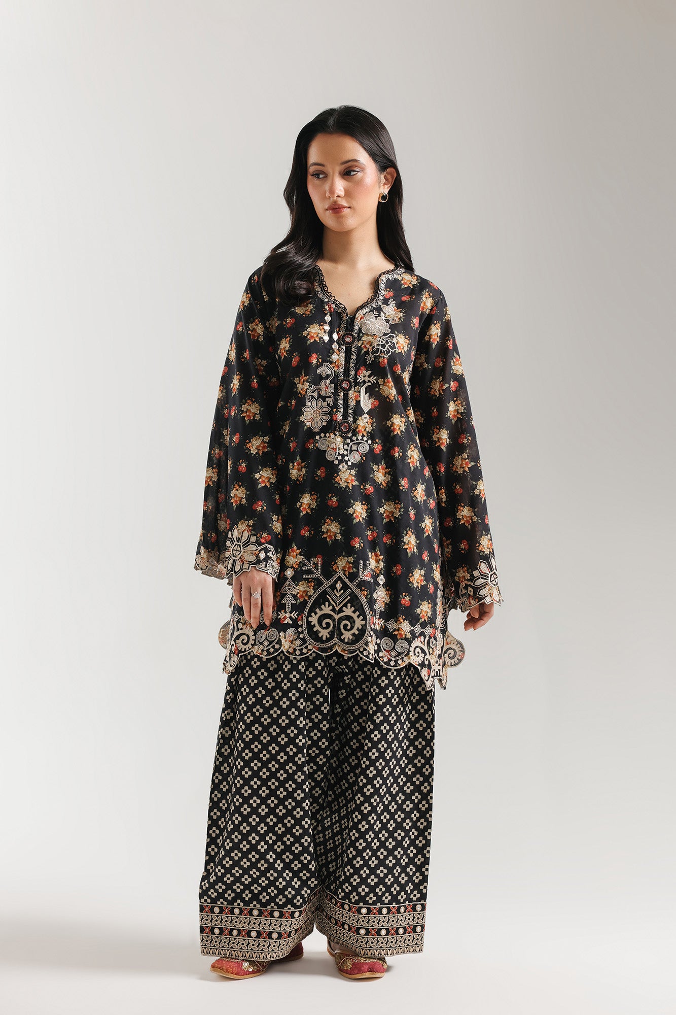 EMBROIDERED SUIT (E4266/103/902)