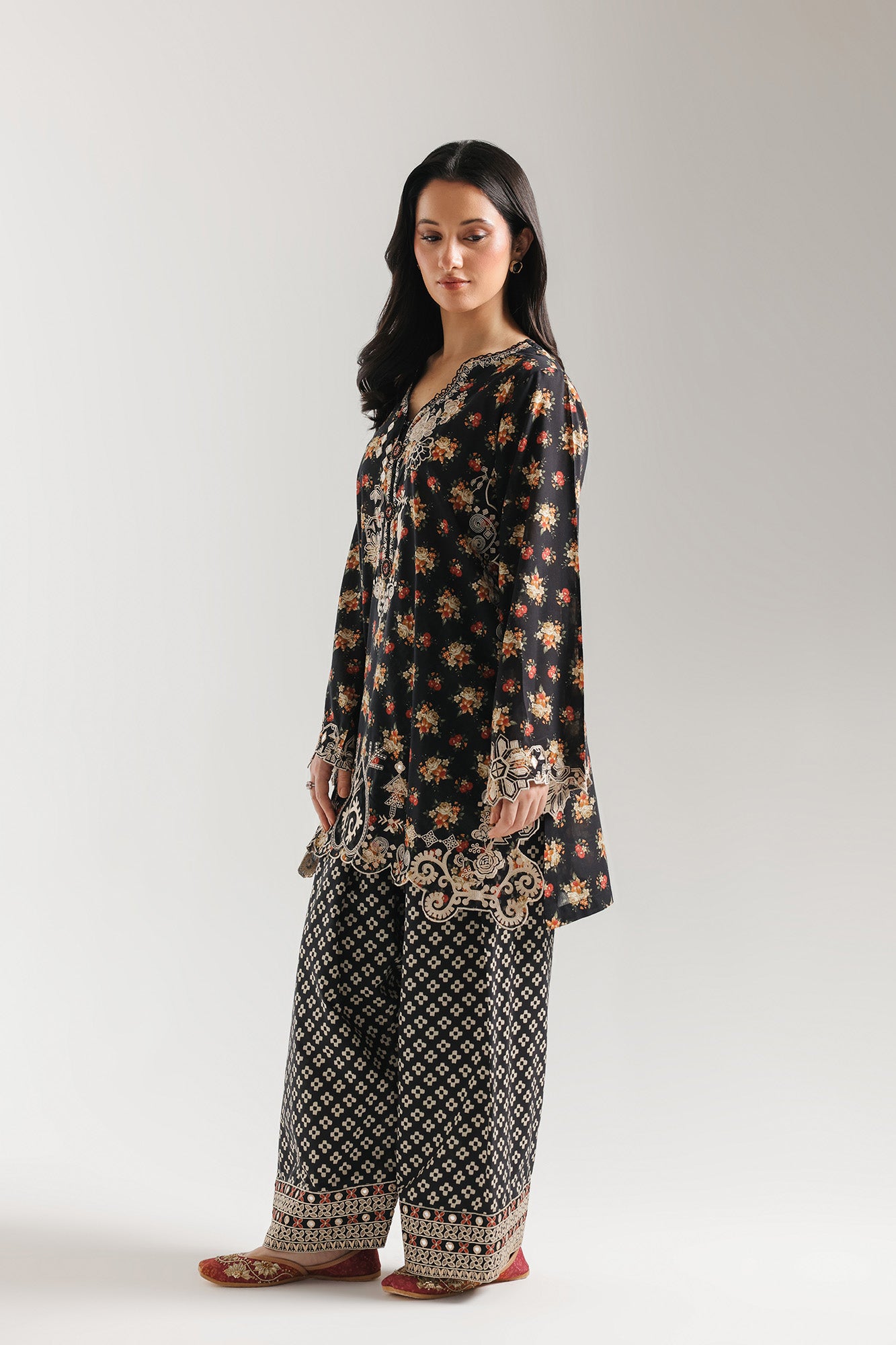 EMBROIDERED SUIT (E4266/103/902)