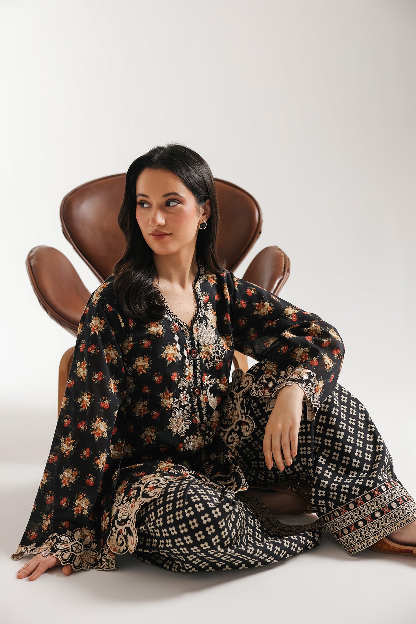 EMBROIDERED SUIT (E4266/103/902)