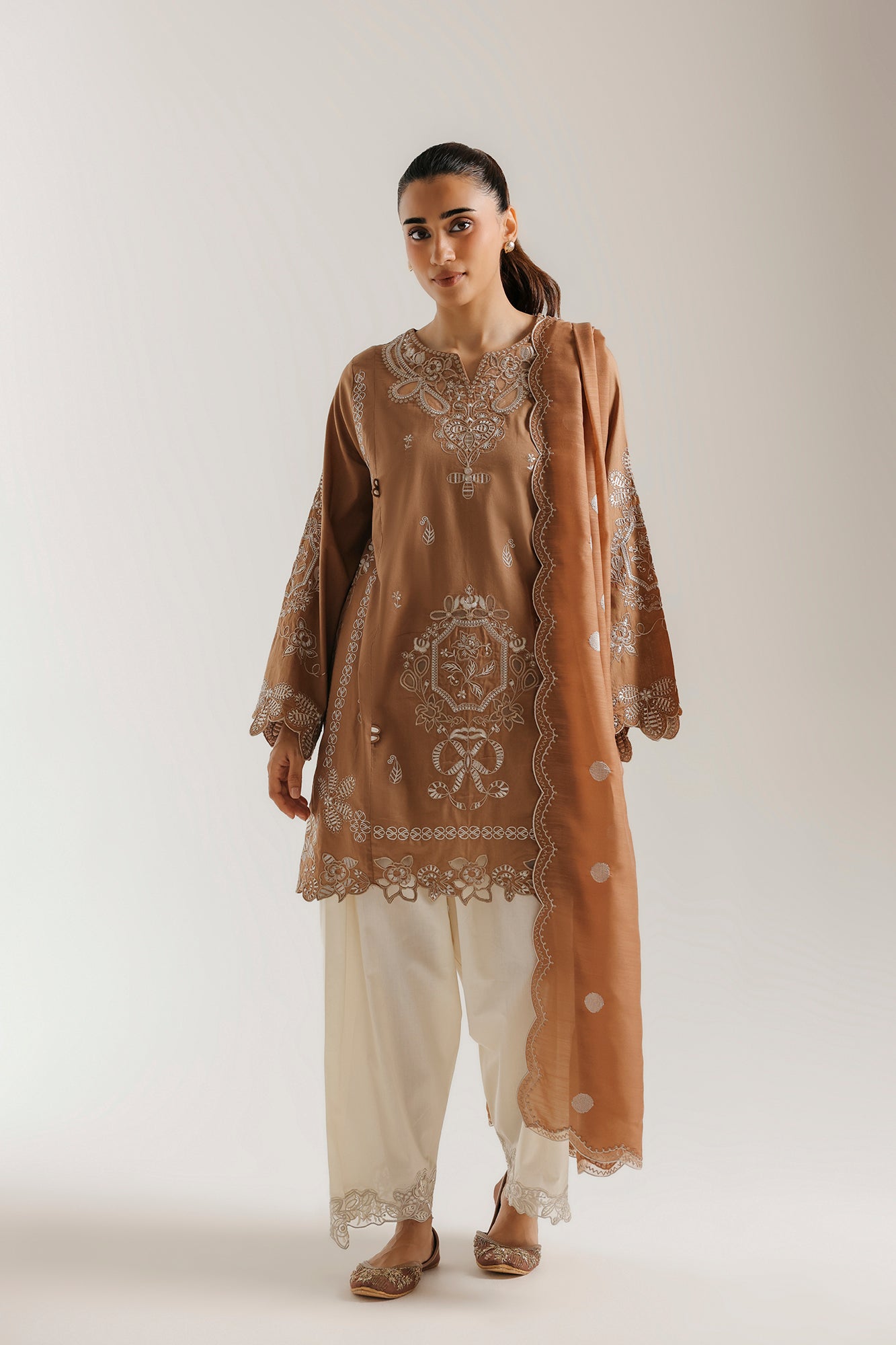 EMBROIDERED SUIT (E4282/103/816)