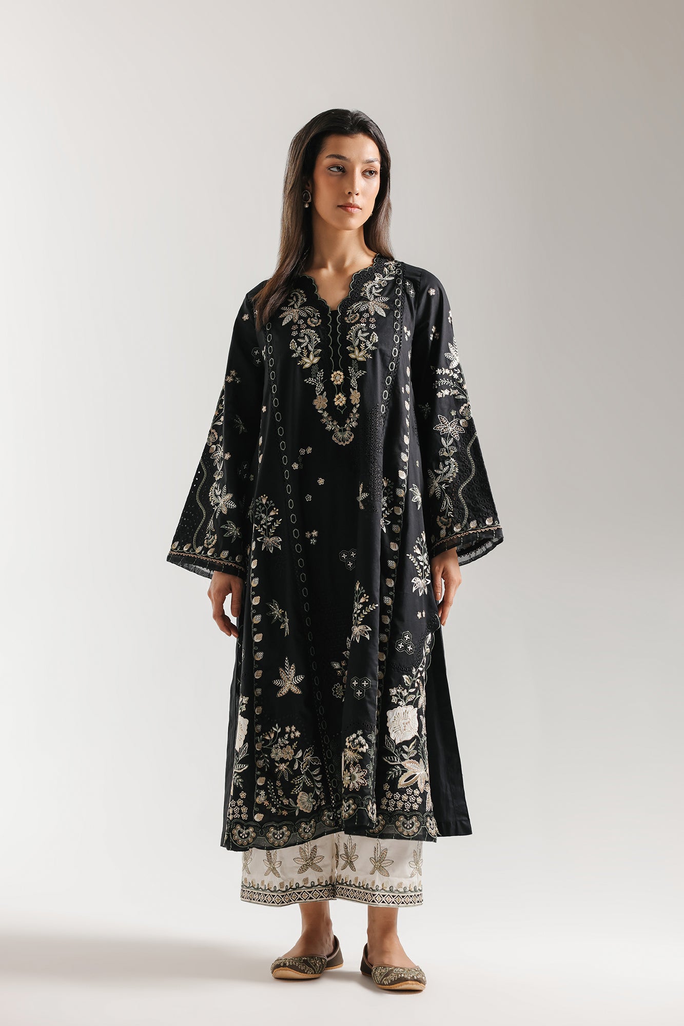 EMBROIDERED SUIT (E4286/103/902)