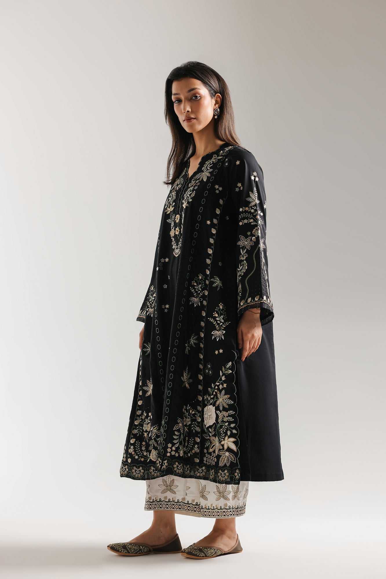 EMBROIDERED SUIT (E4286/103/902)