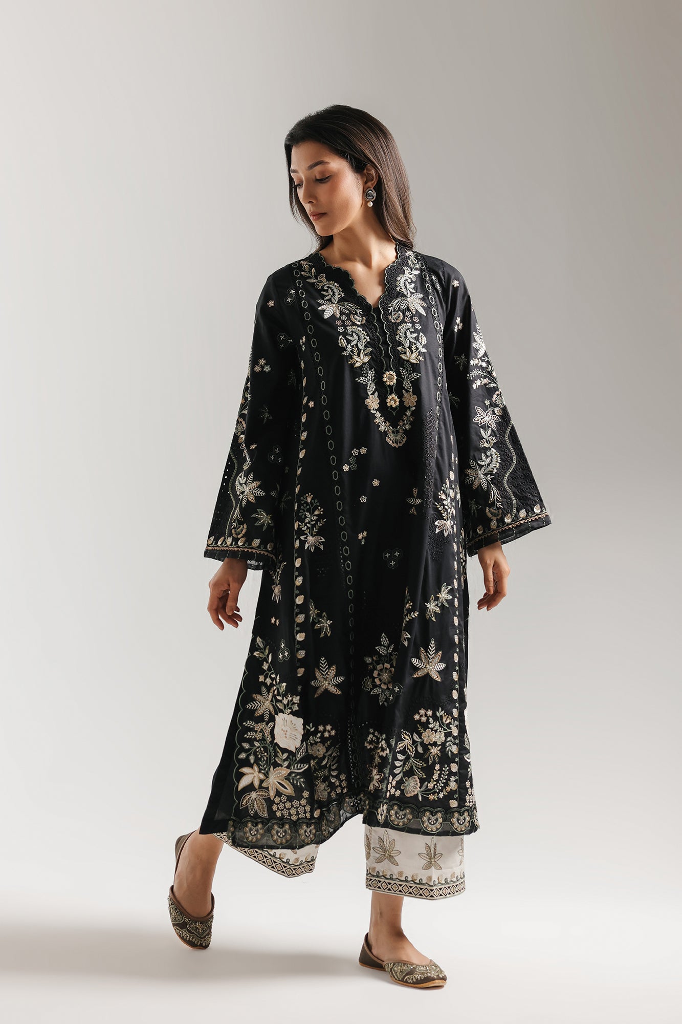 EMBROIDERED SUIT (E4286/103/902)