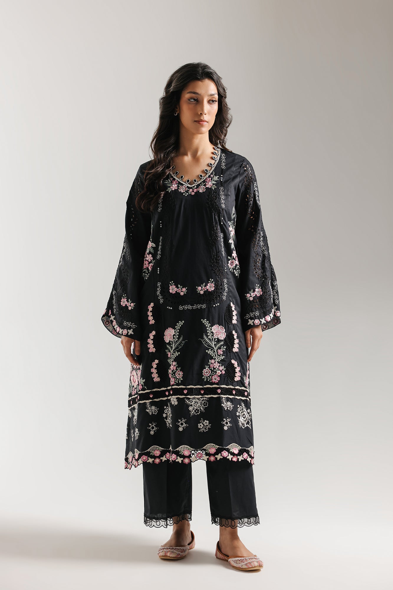 EMBROIDERED SUIT (E4295/103/901)