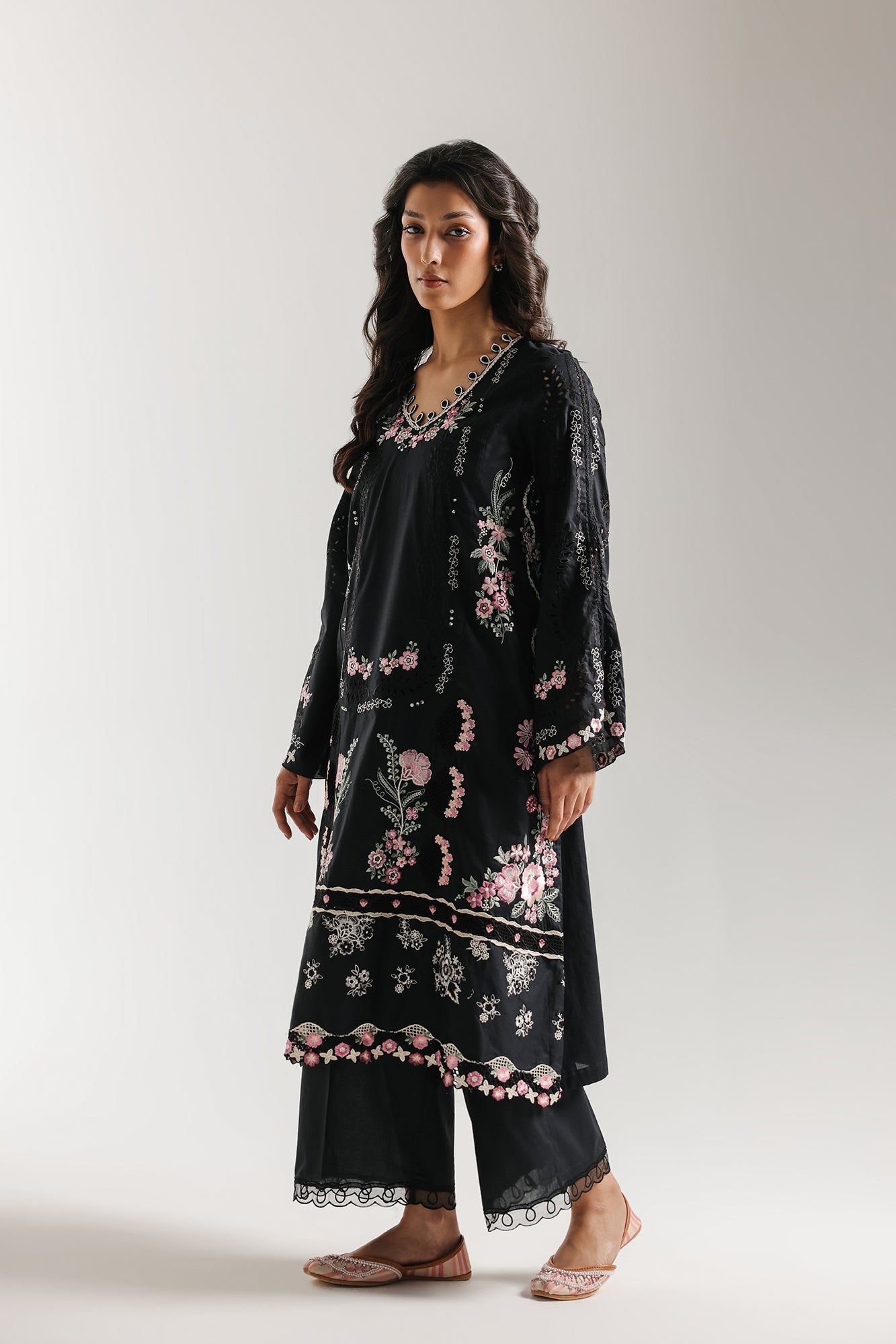 EMBROIDERED SUIT (E4295/103/901)