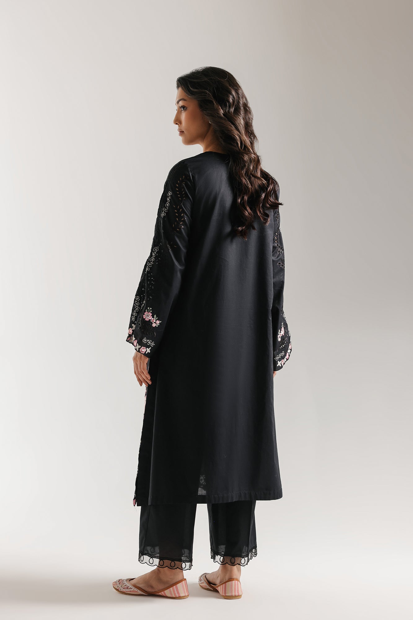 EMBROIDERED SUIT (E4295/103/901)