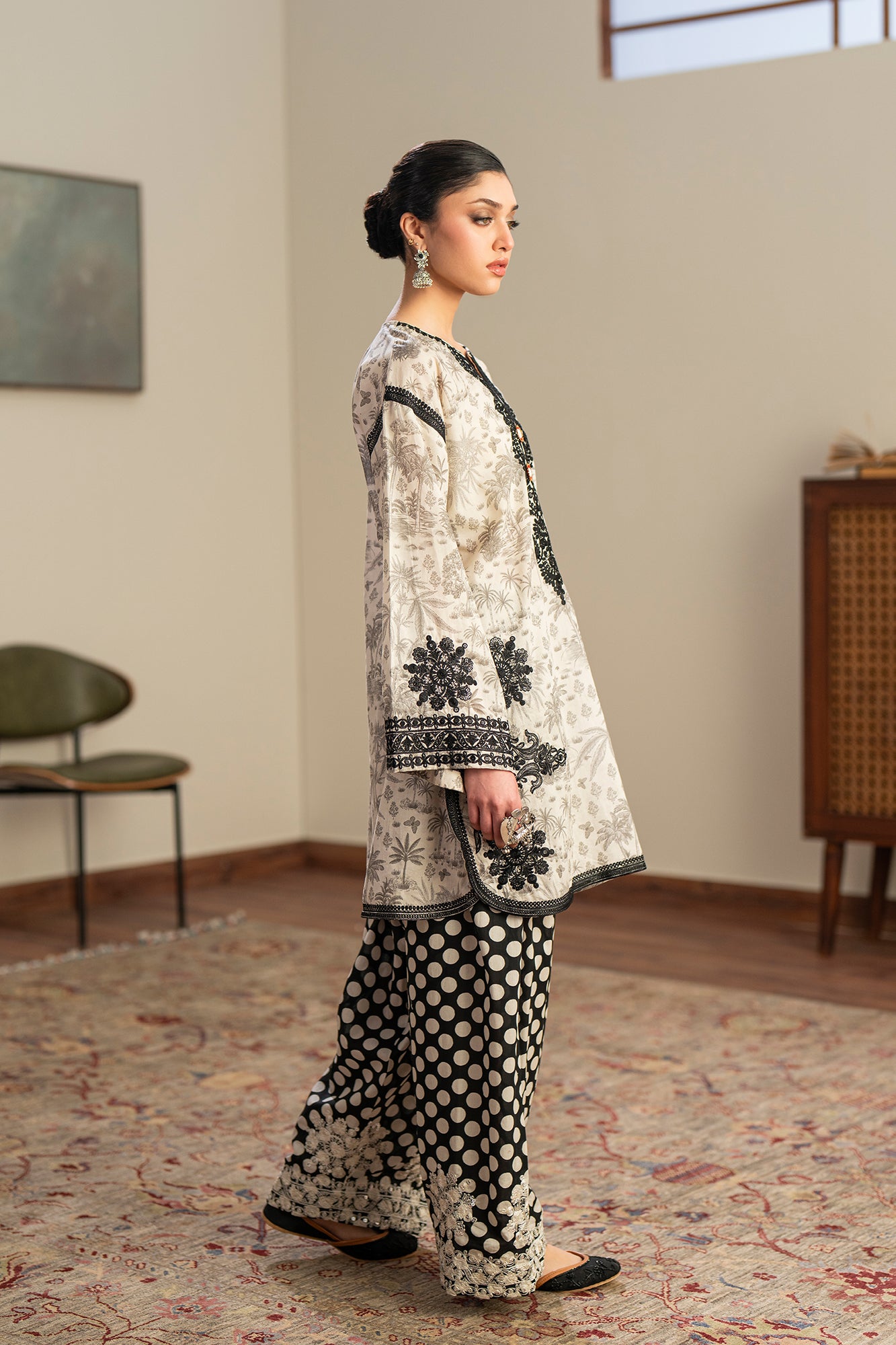 EMBROIDERED SUIT (E4304/103/004)