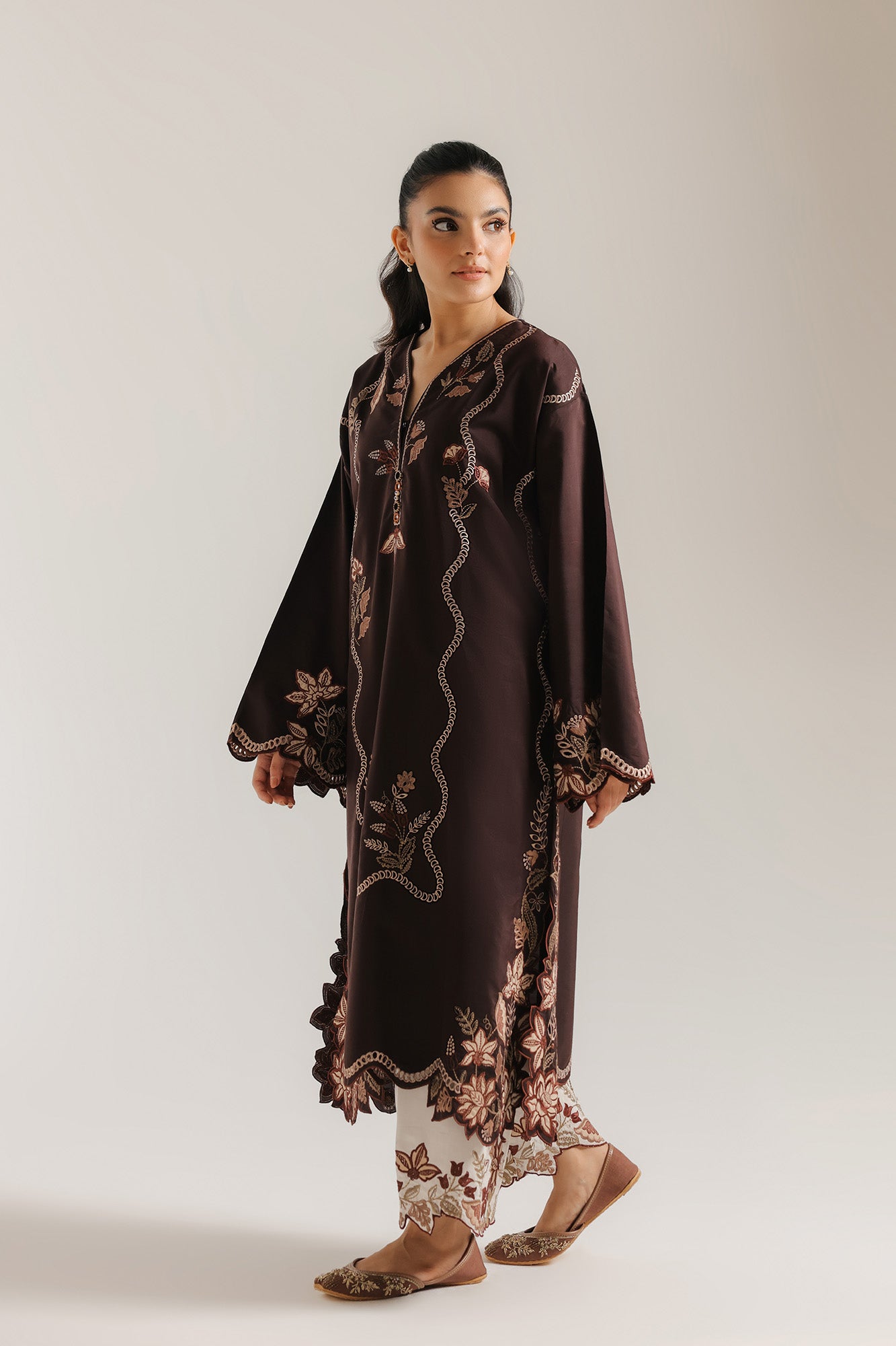 EMBROIDERED SUIT (E4311/103/802)