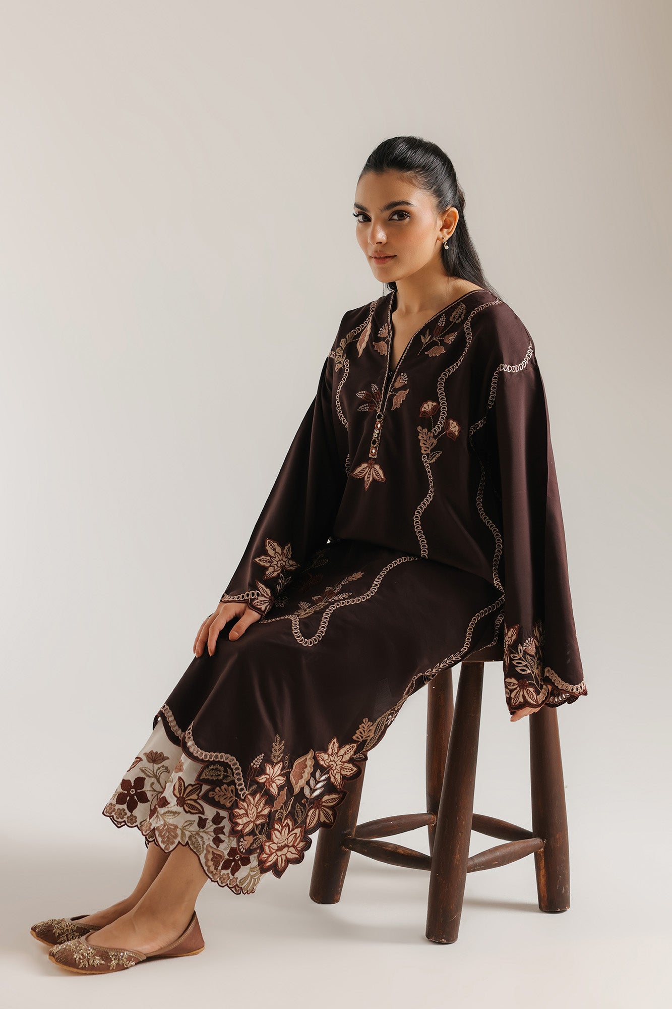EMBROIDERED SUIT (E4311/103/802)