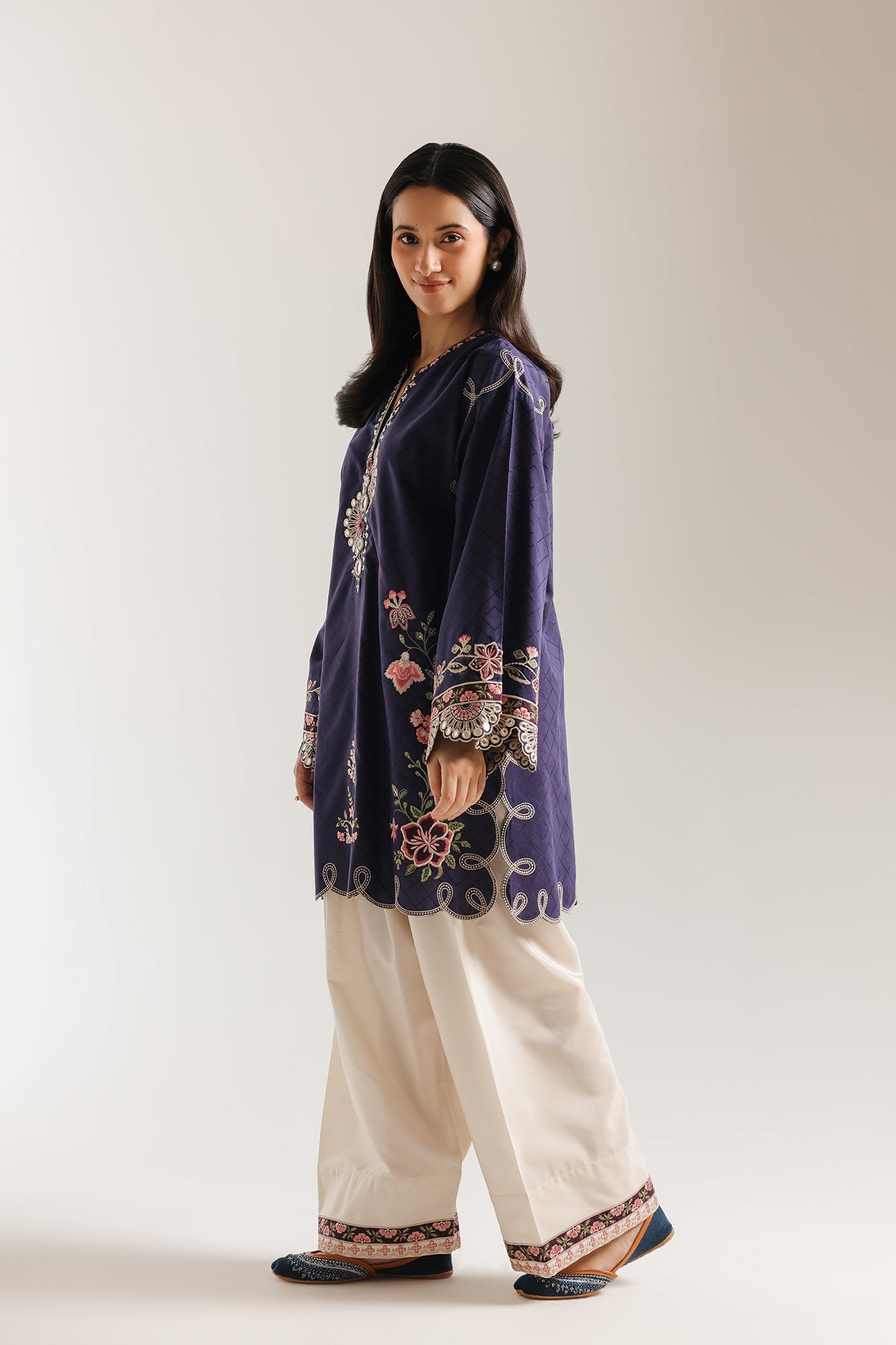 EMBROIDERED SUIT (E4323/103/507)