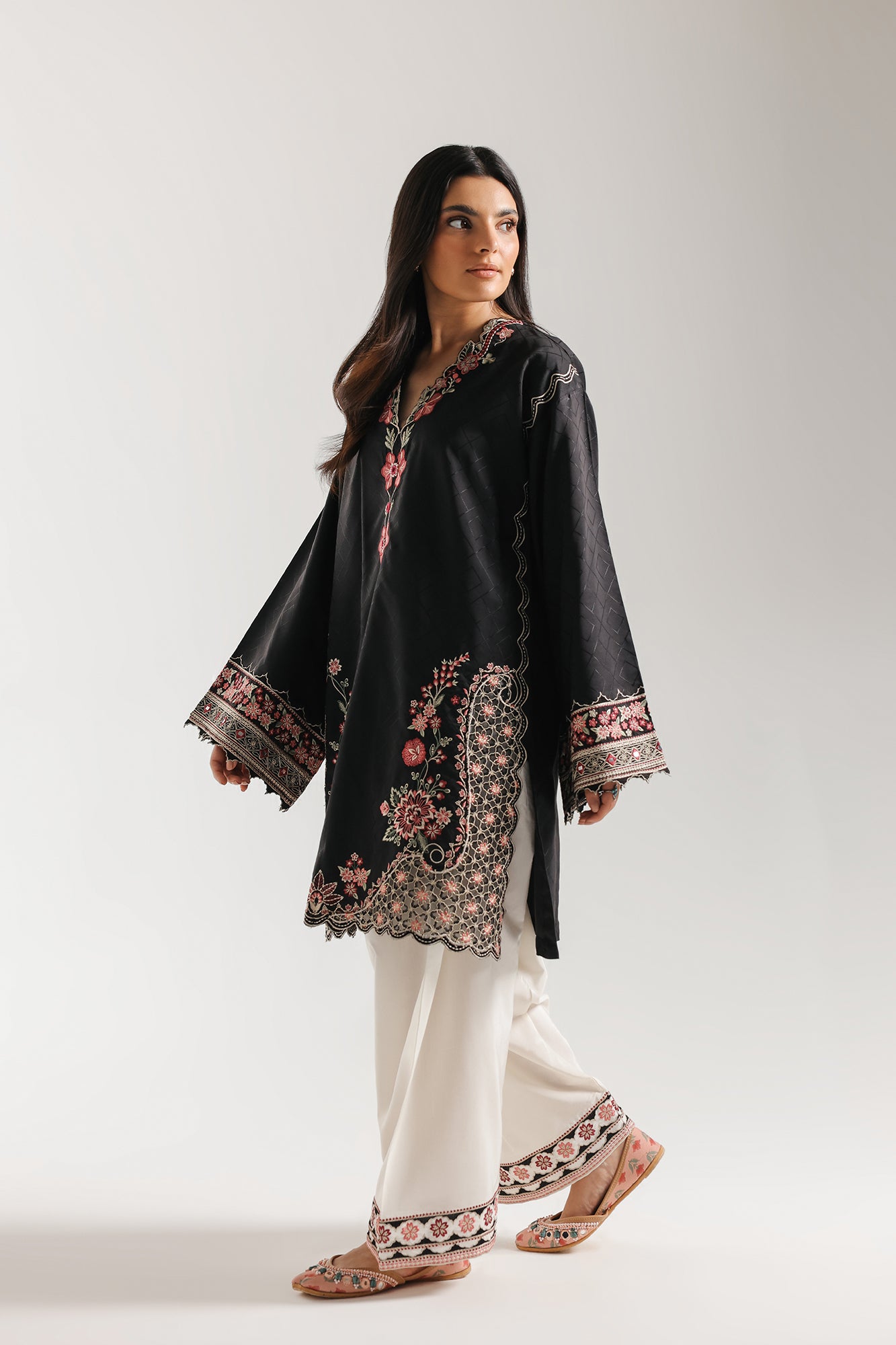 EMBROIDERED SUIT (E4324/103/902)