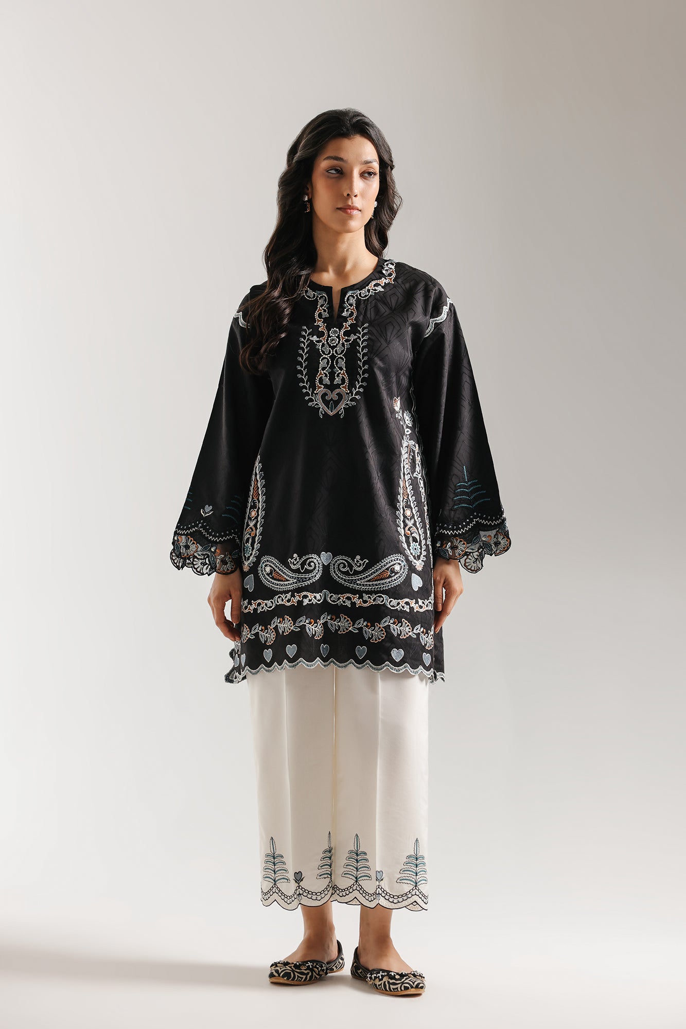 EMBROIDERED SUIT (E4330/103/901)