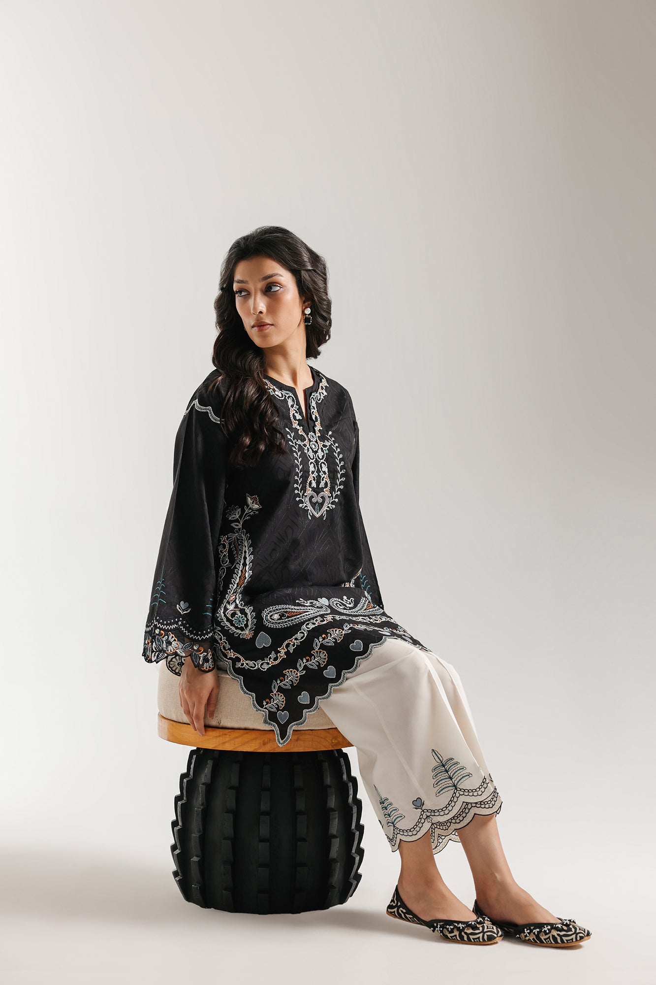 EMBROIDERED SUIT (E4330/103/901)