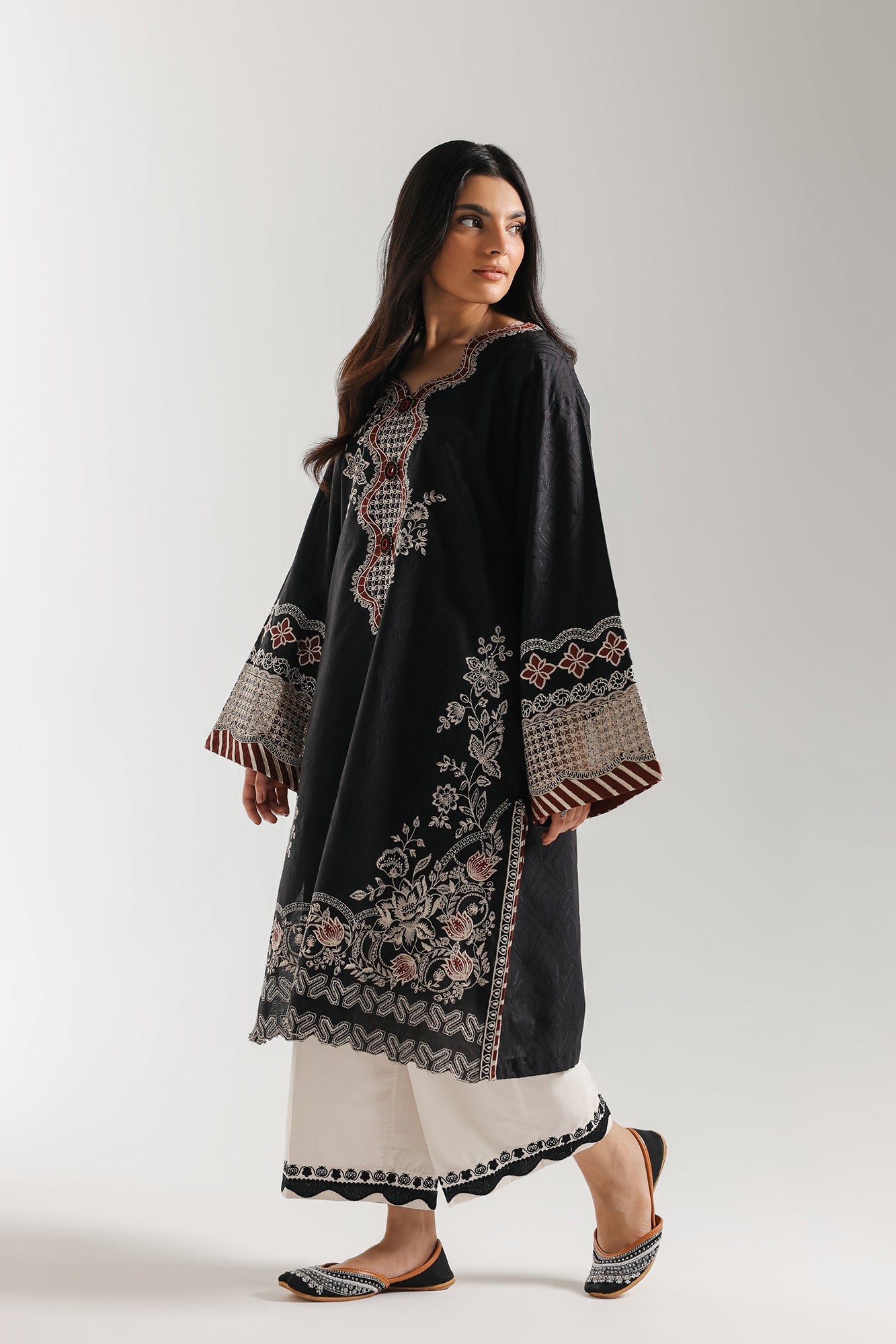 EMBROIDERED SUIT (E4332/103/902)