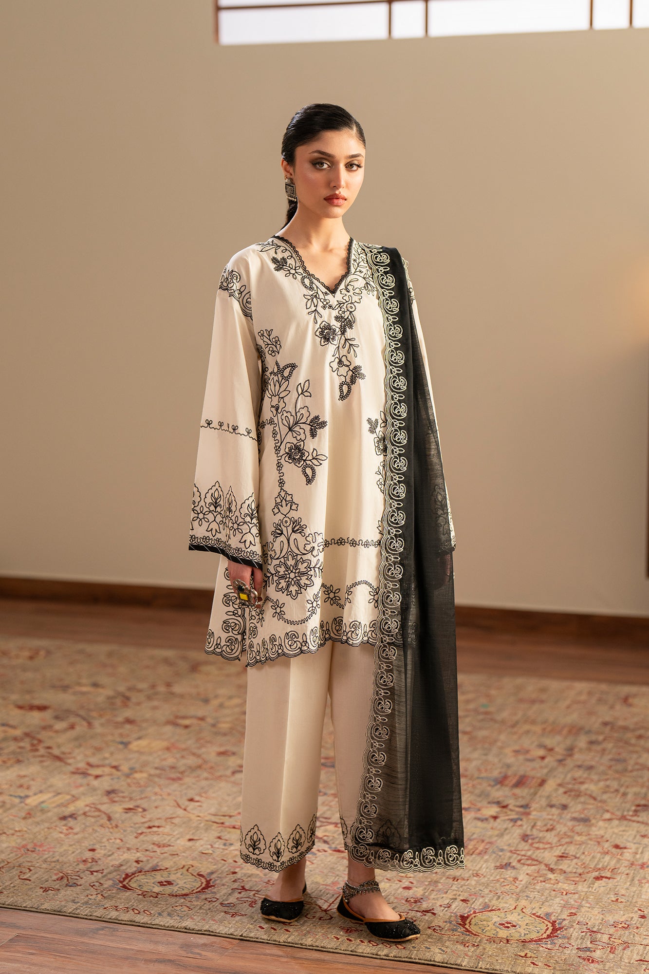 EMBROIDERED SUIT (E4389/103/002)