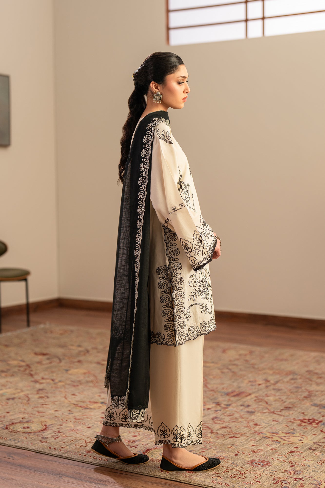 EMBROIDERED SUIT (E4389/103/002)