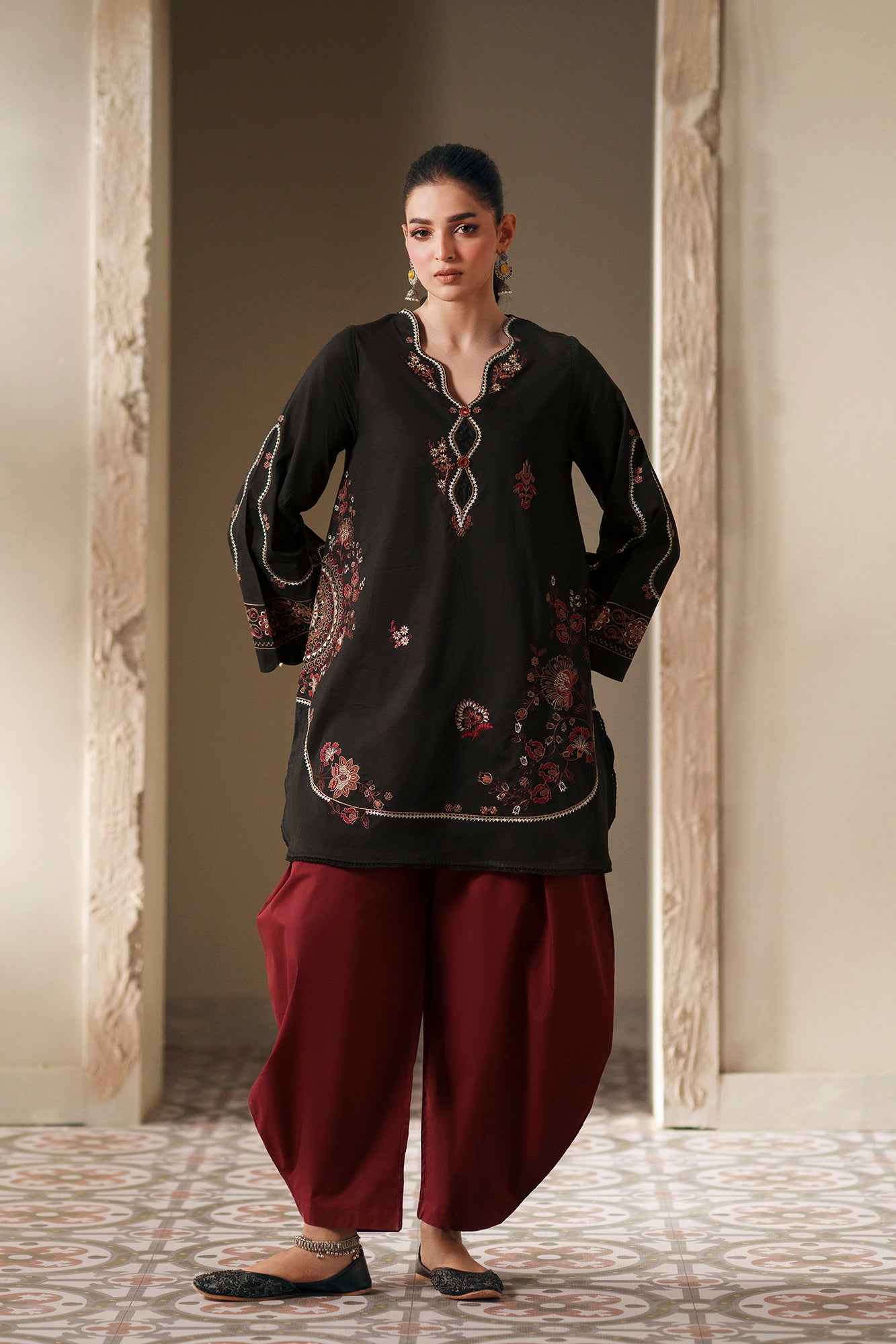 EMBROIDERED SUIT (E4430/103/901)
