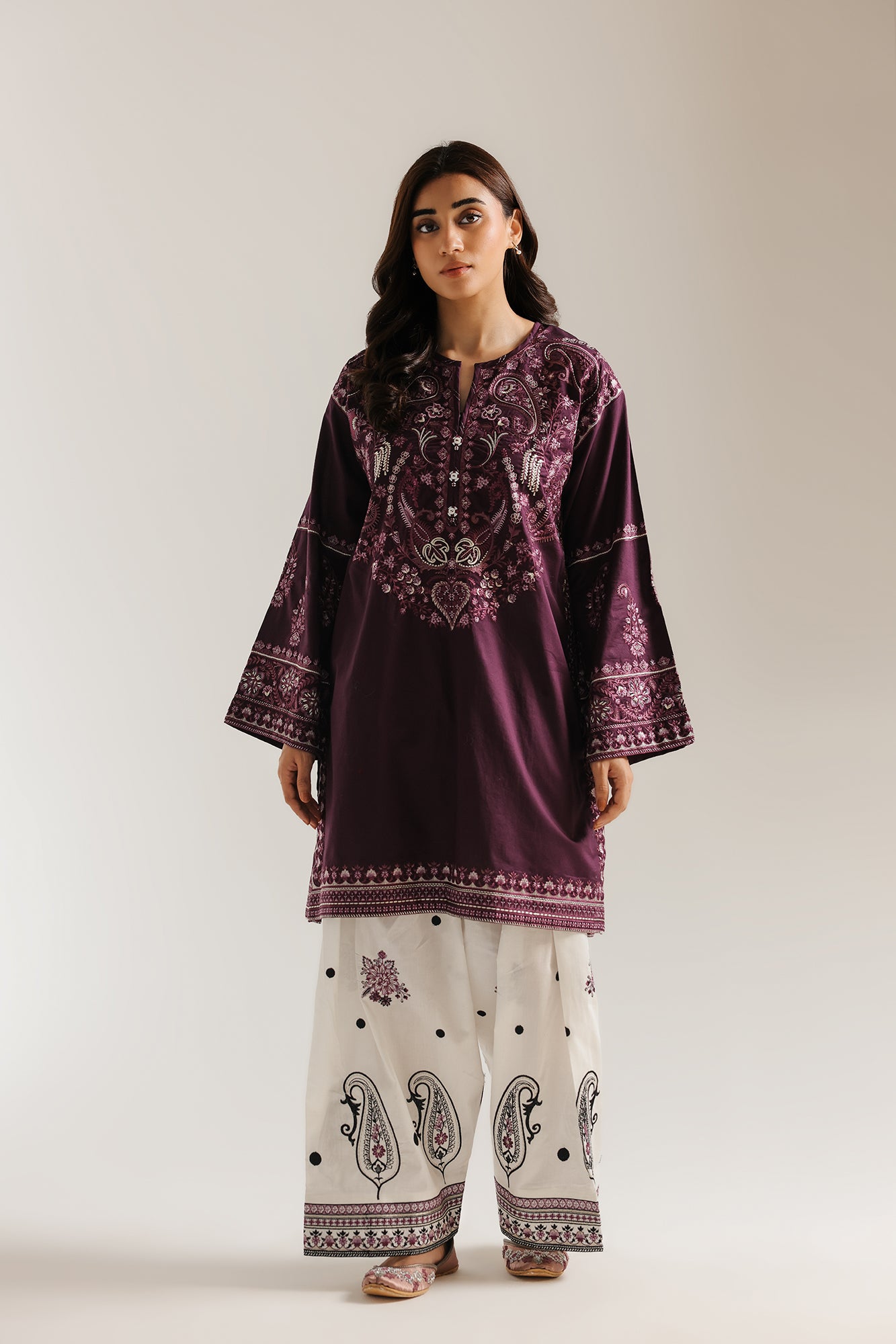 EMBROIDERED SUIT (E4435/103/516)