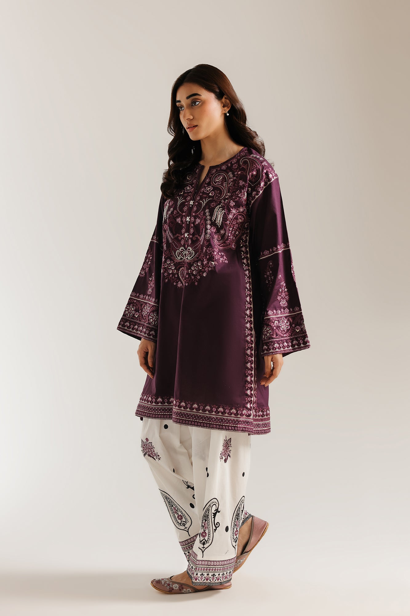EMBROIDERED SUIT (E4435/103/516)