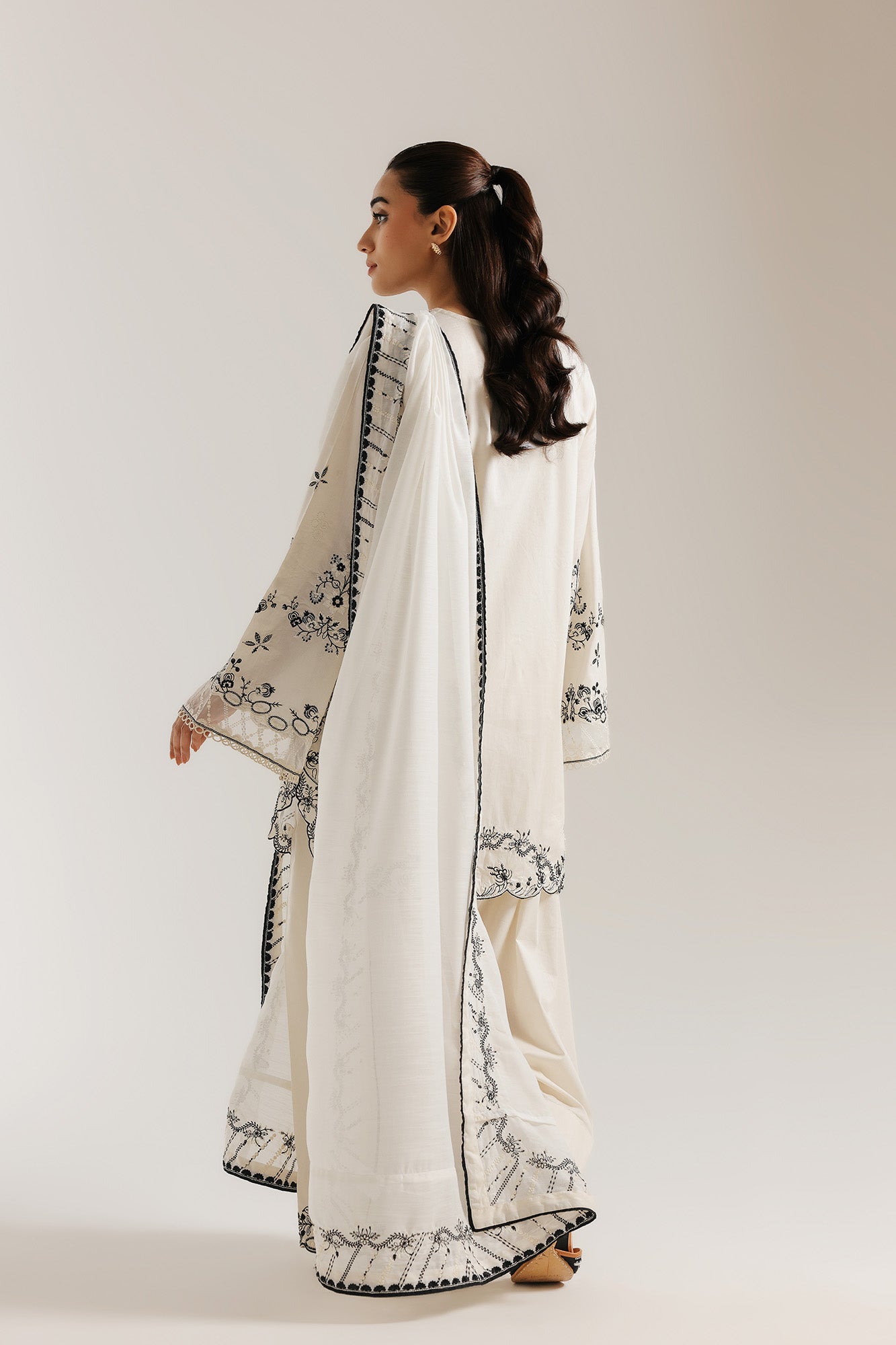 EMBROIDERED SUIT (E4440/103/004)