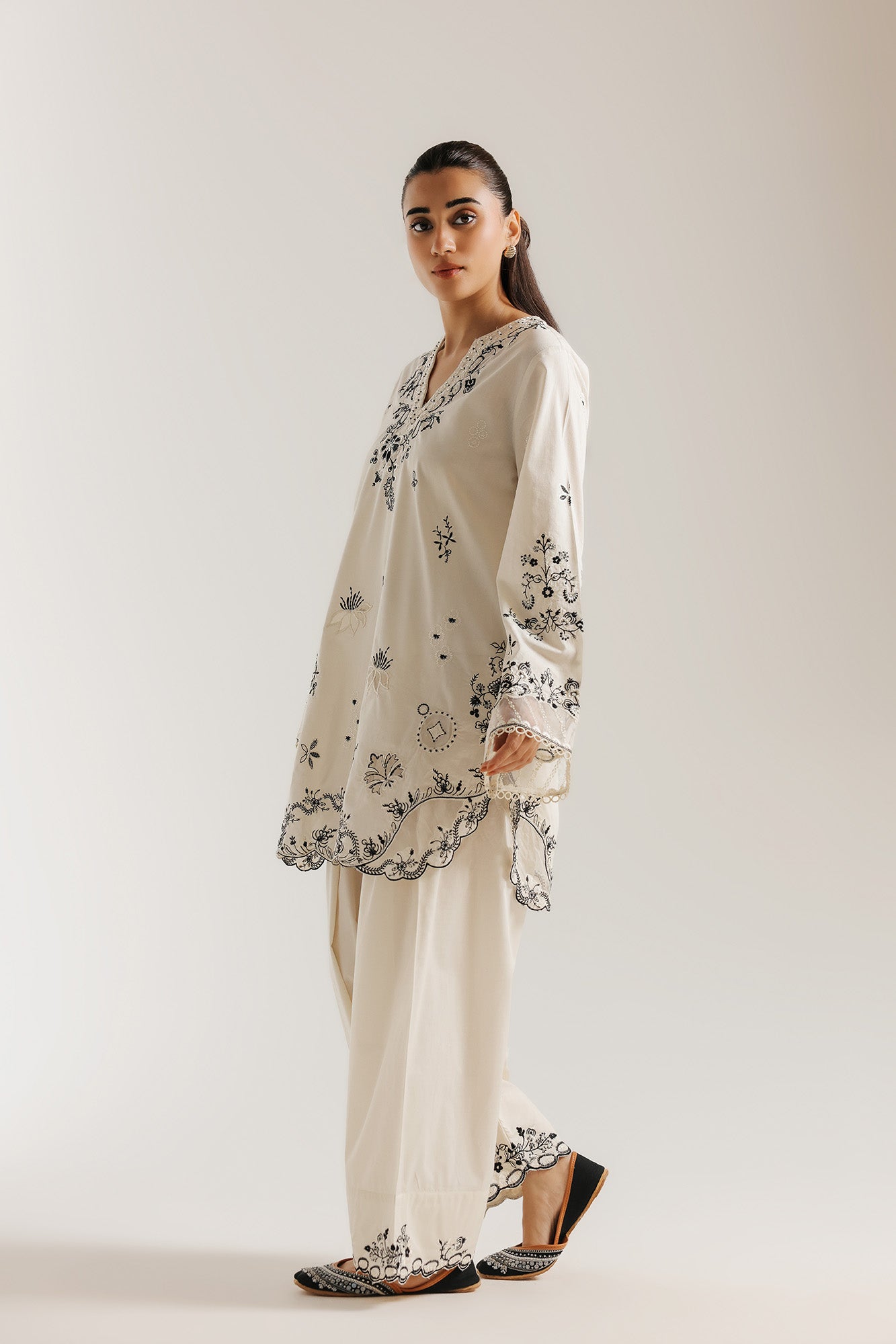 EMBROIDERED SUIT (E4440/103/004)