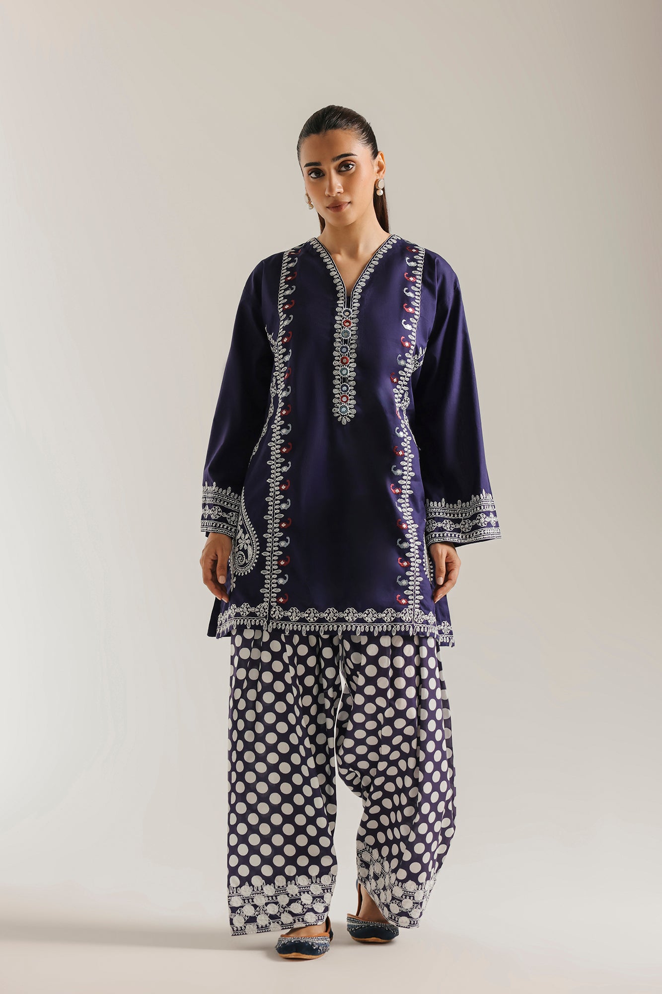 EMBROIDERED SUIT (E4444/103/618)