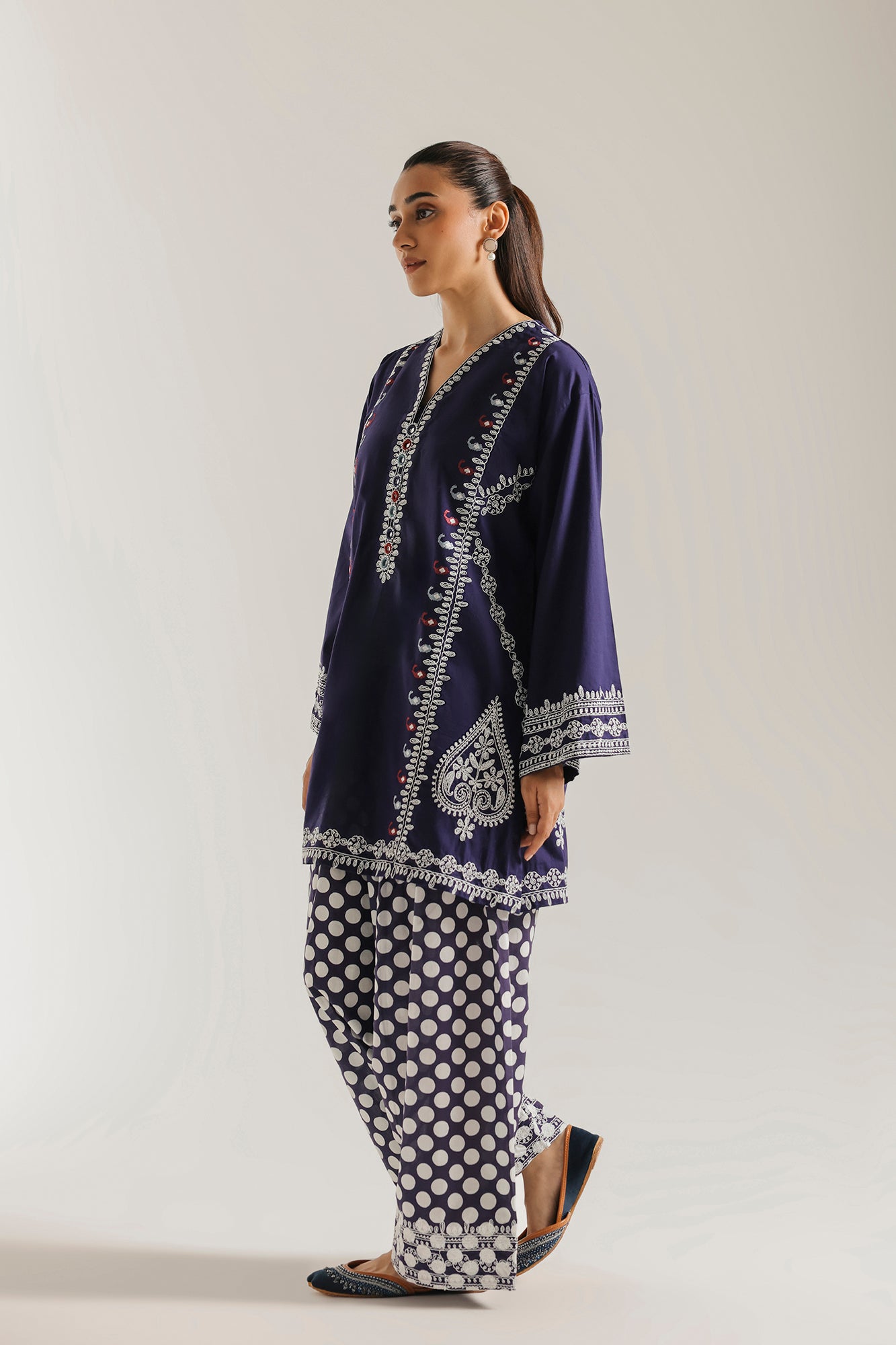 EMBROIDERED SUIT (E4444/103/618)
